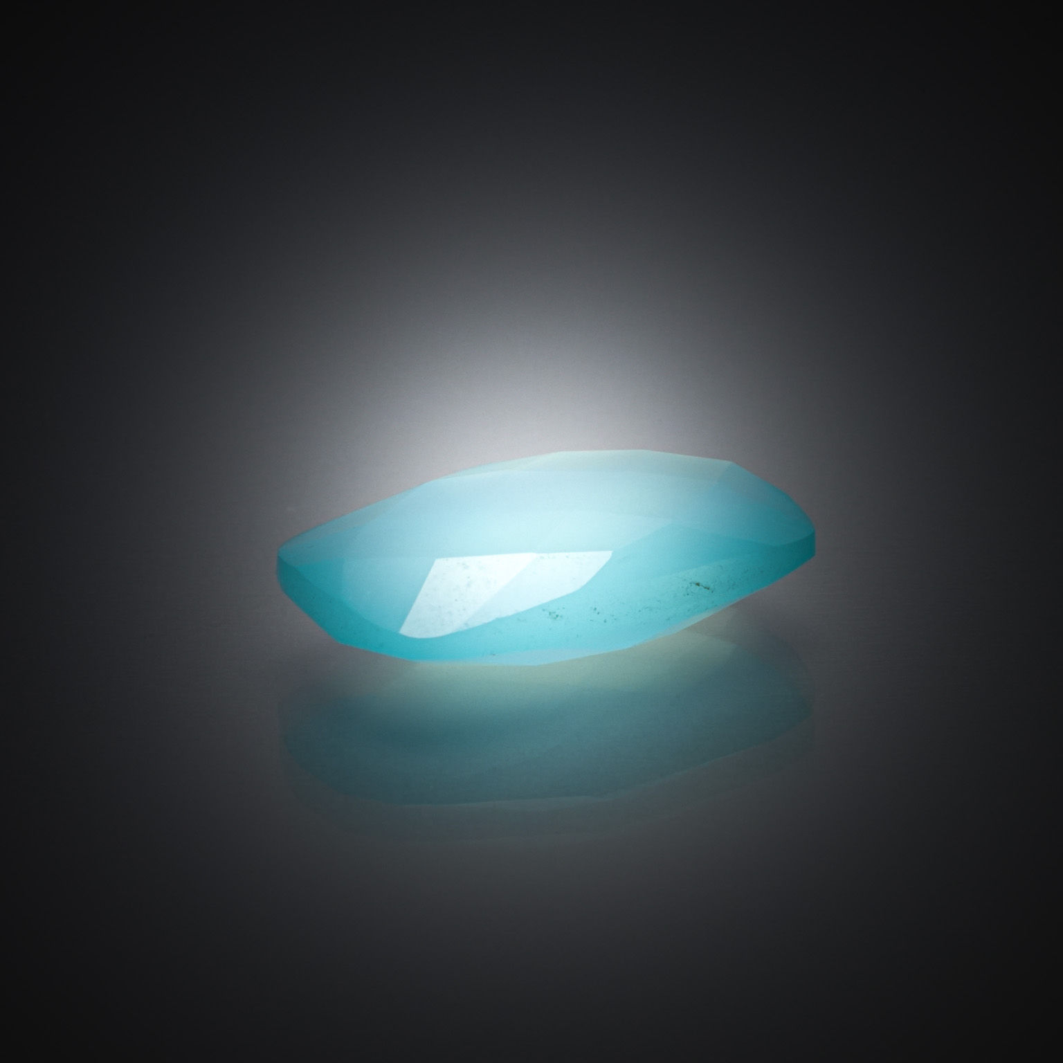 Prehnite poire cabochon  sur papier. - Lazuli