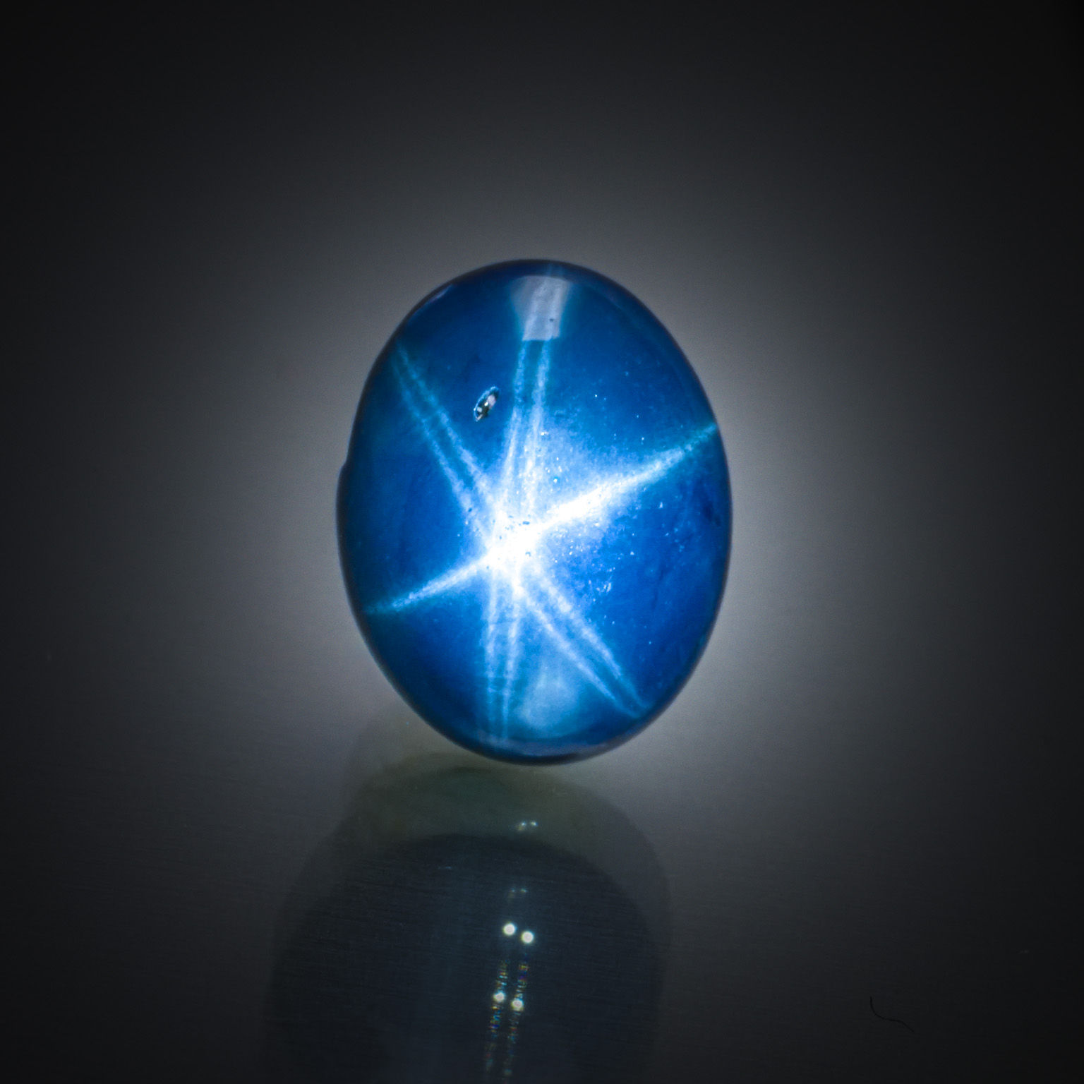 Citrine ovale sur papier. - Lazuli