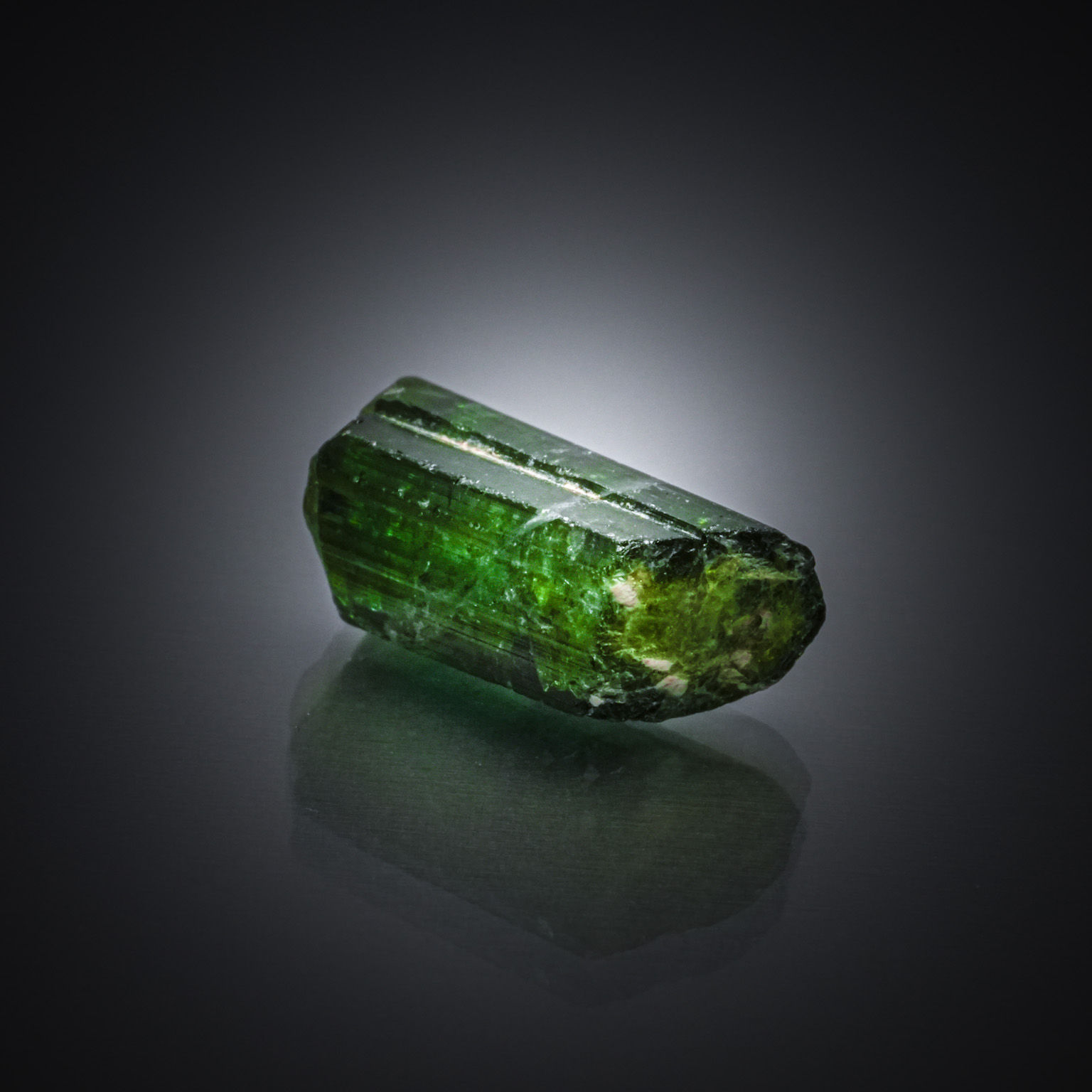 Zircon champagne ovale sur papier. - Lazuli