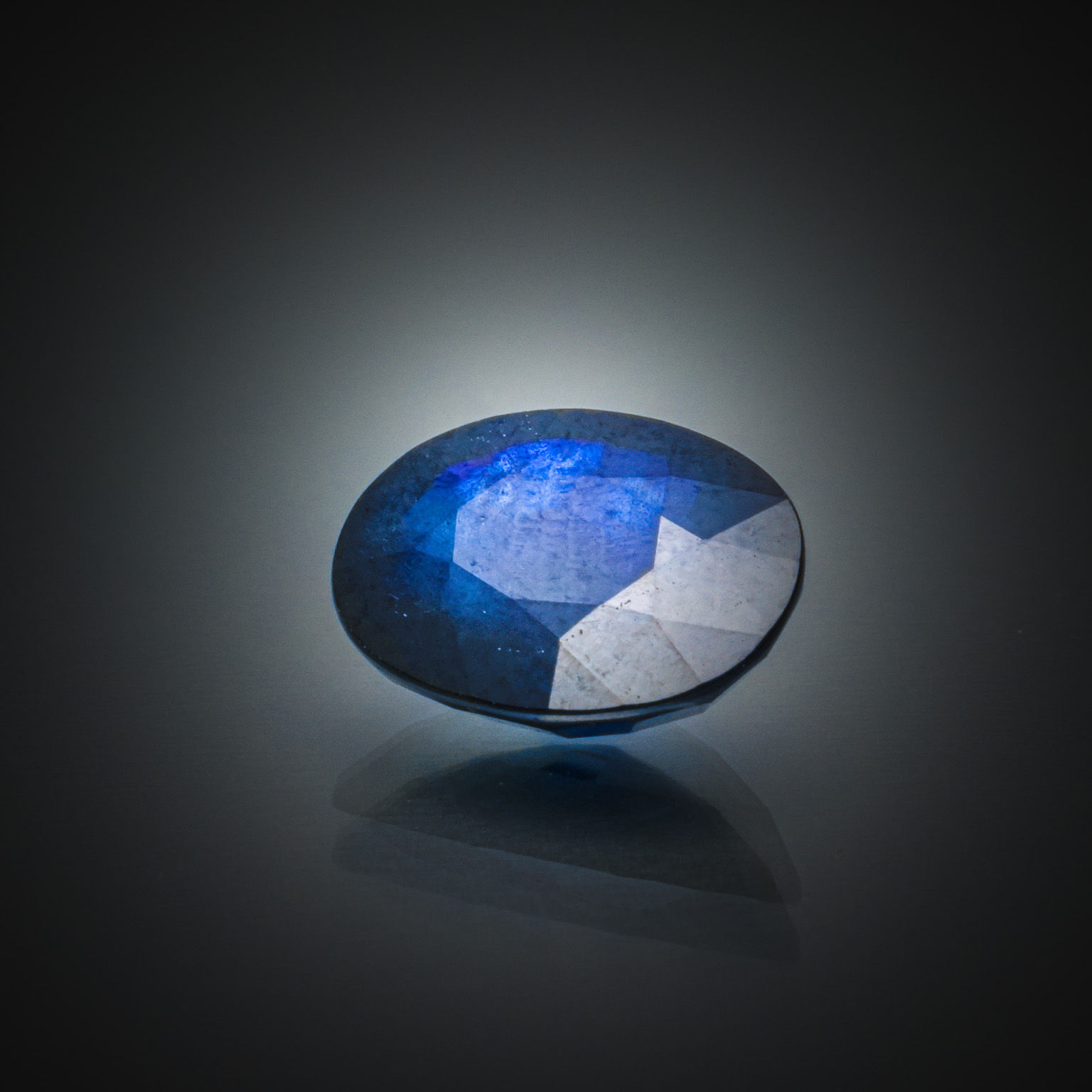 Prehnite poire cabochon  sur papier. - Lazuli