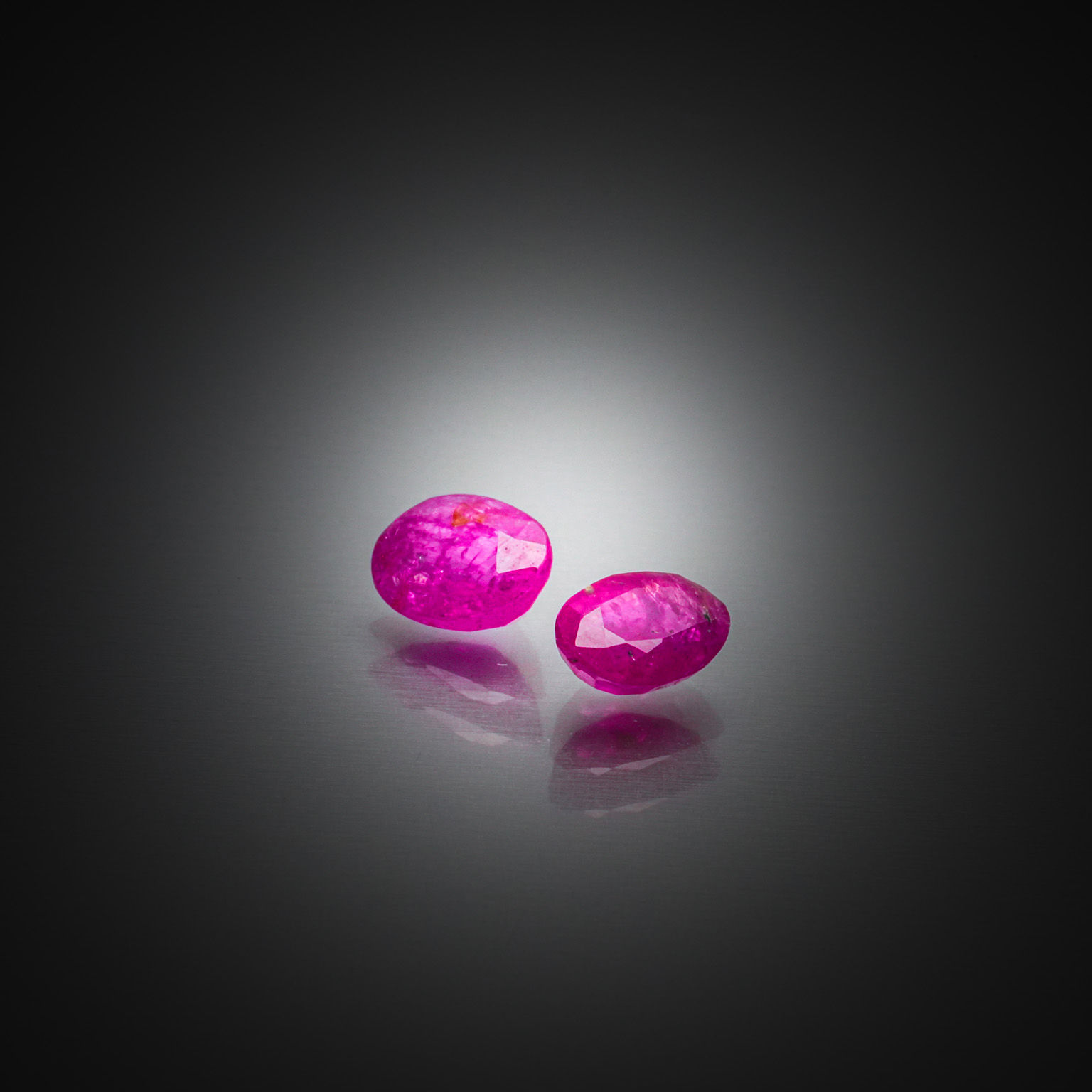 Grenat rhodolite ovale sur papier. - Lazuli