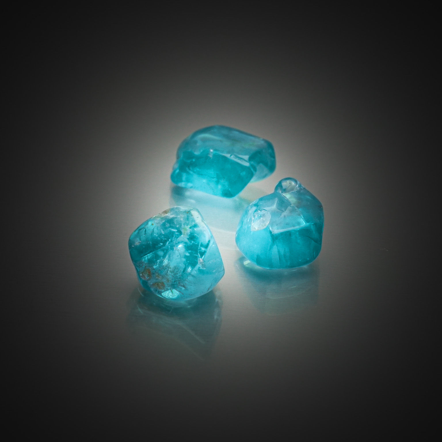 Lot de rubis bruts sur papier. - Lazuli