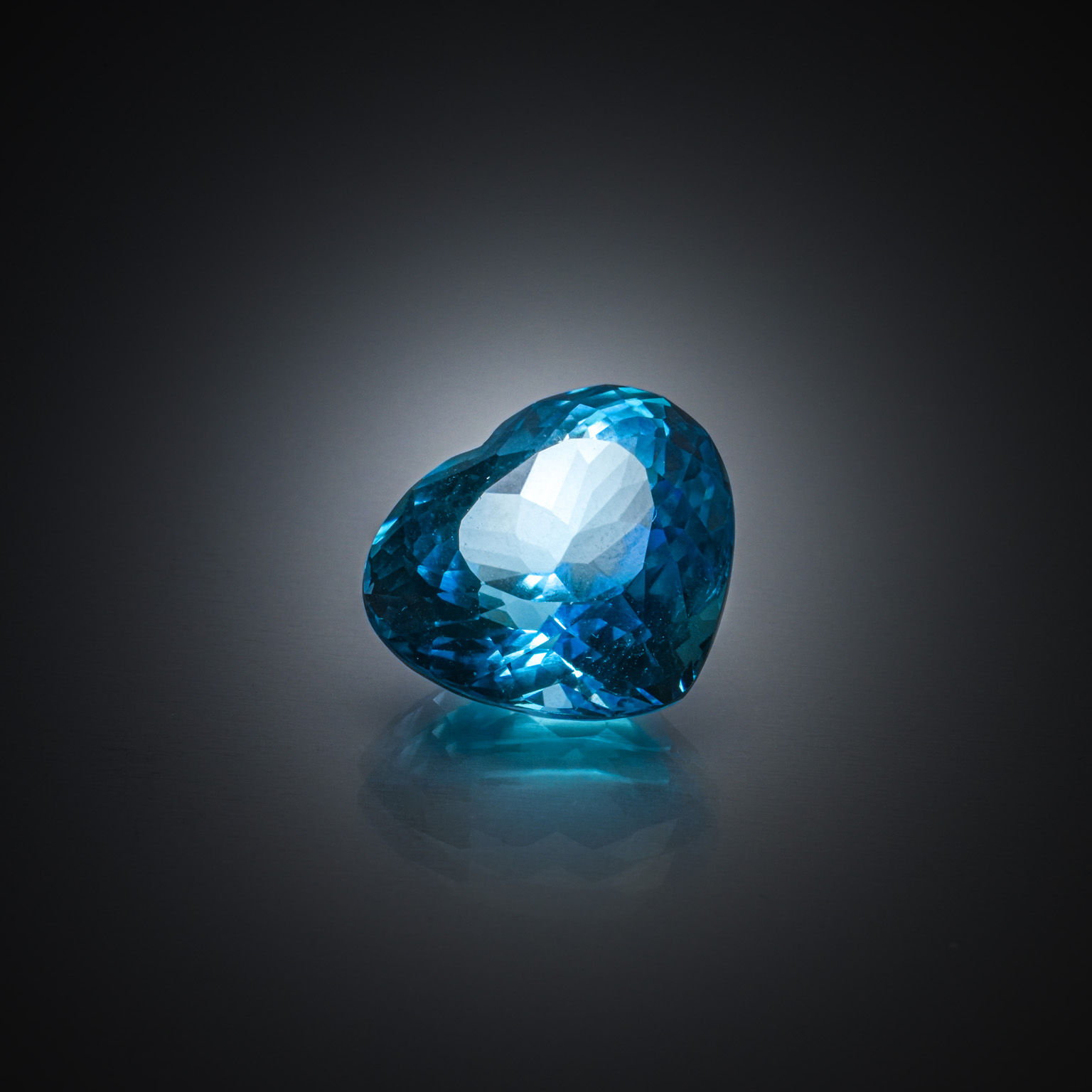 Topaze bleue (Swiss Blue) cœur sur papier. - Lazuli