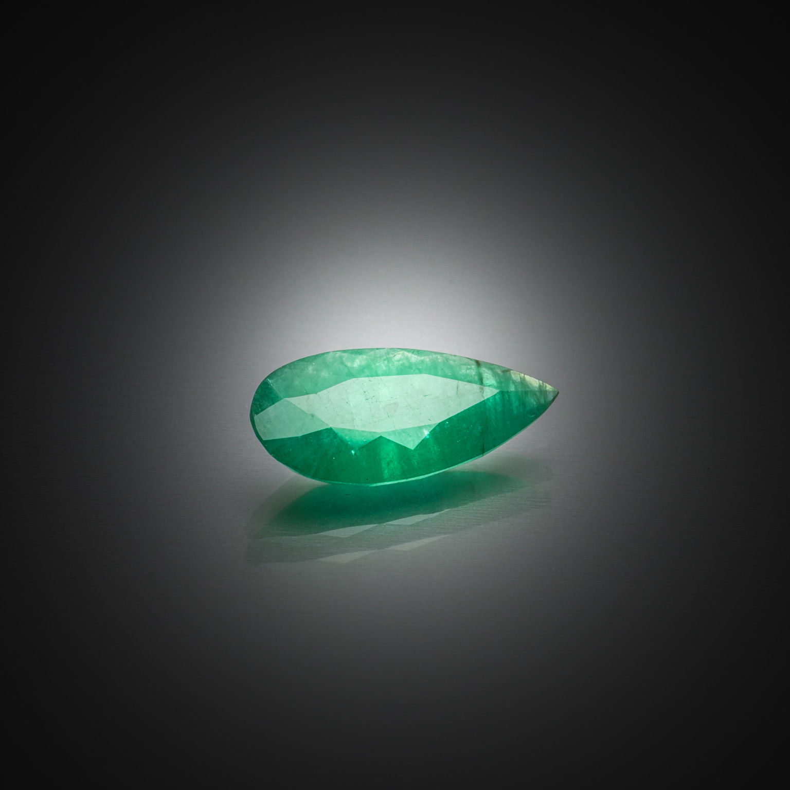 Grandidierite ovale sur papier. - Lazuli