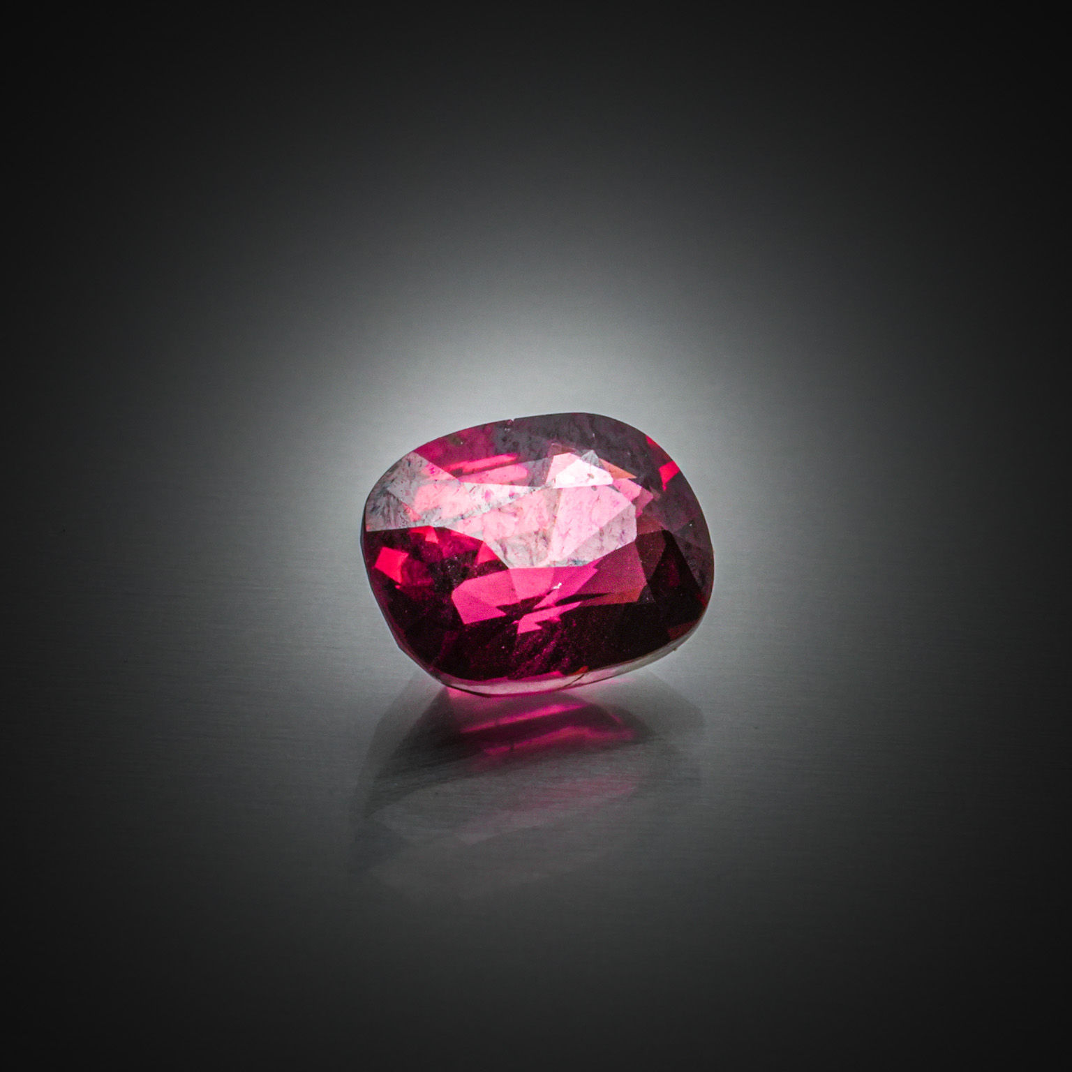 Fluorite verte poire sur papier. - Lazuli