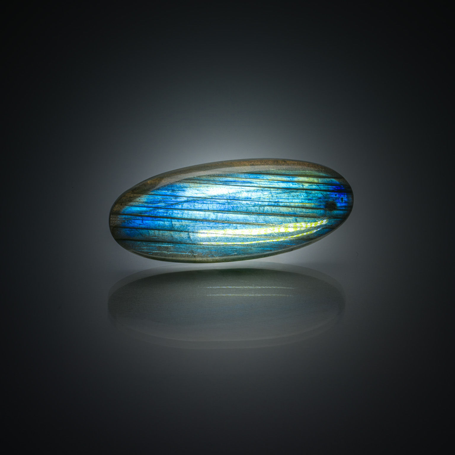 Labradorite ovale cabochon sur papier. - Lazuli