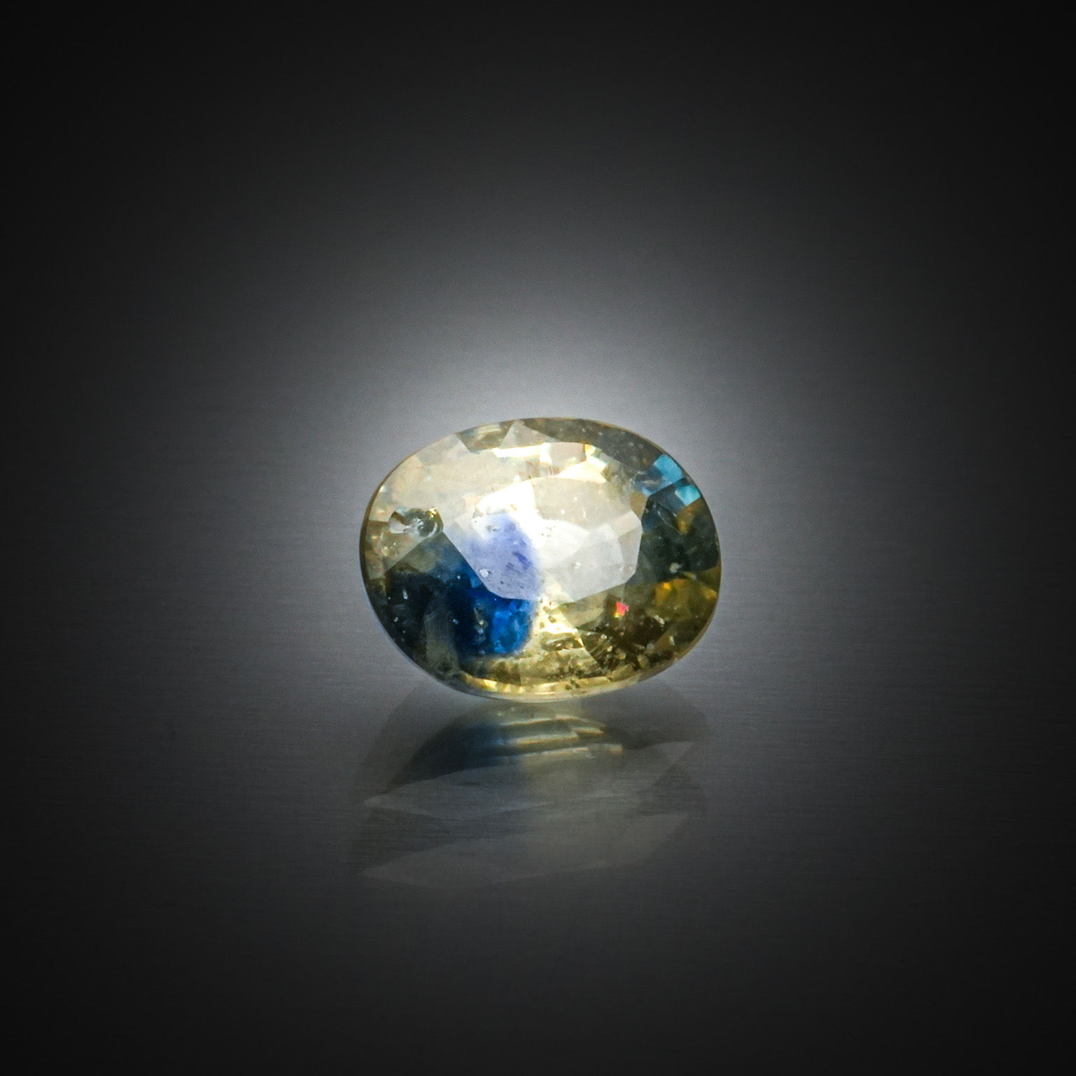 Opale noire ovale cabochon sur papier. - Lazuli