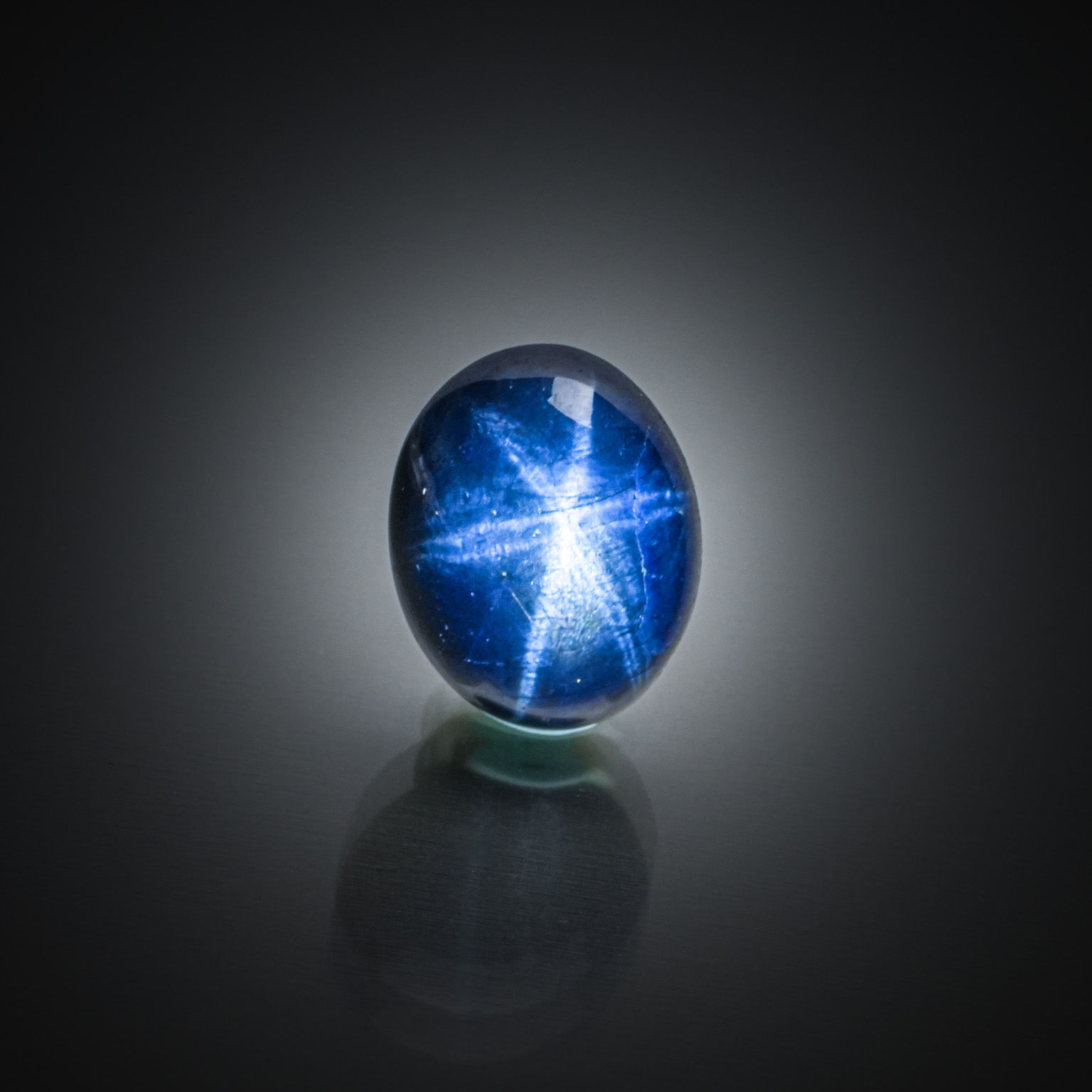 Saphir étoilé ovale cabochon sur papier. - Lazuli