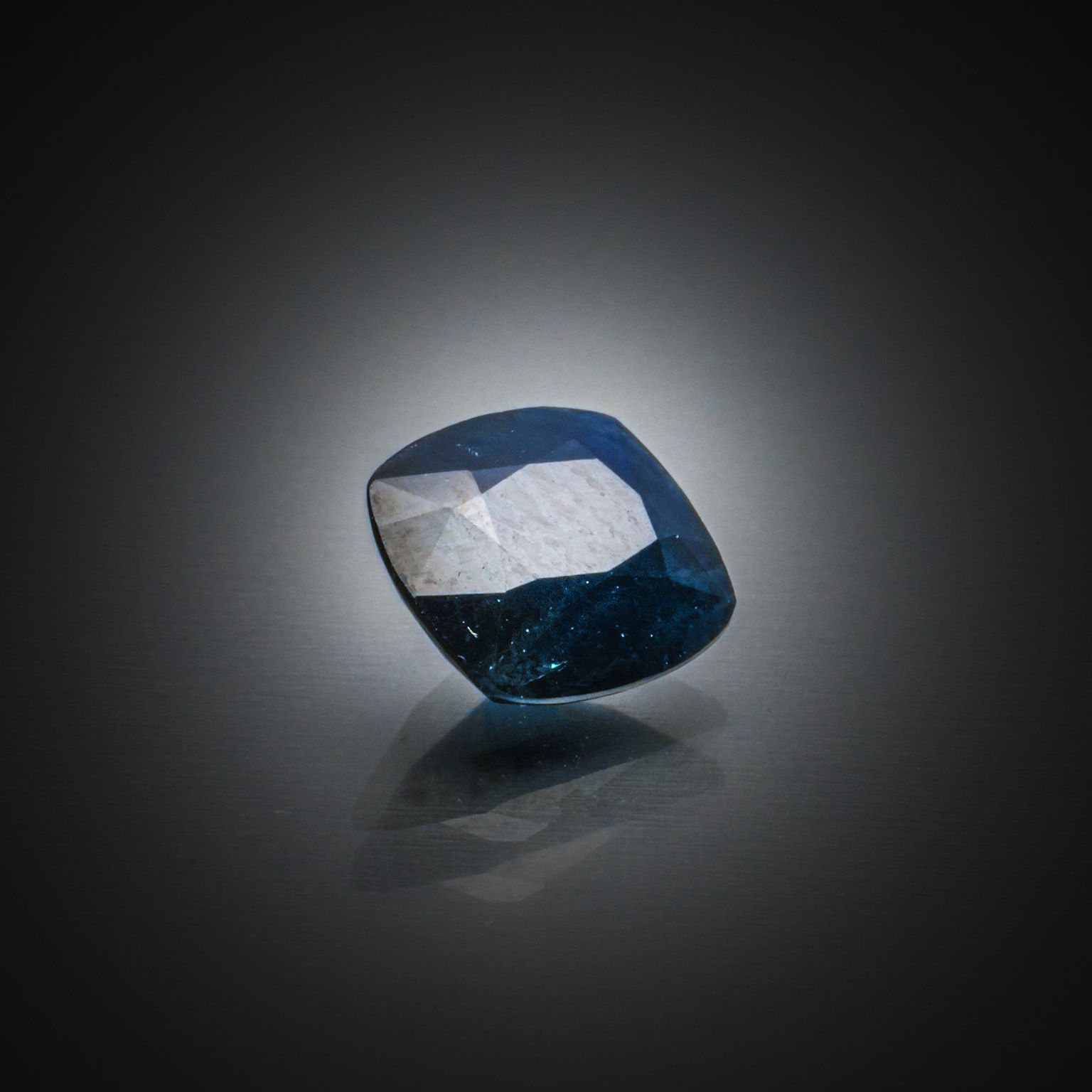 Grenat spessartite brut sur papier. - Lazuli
