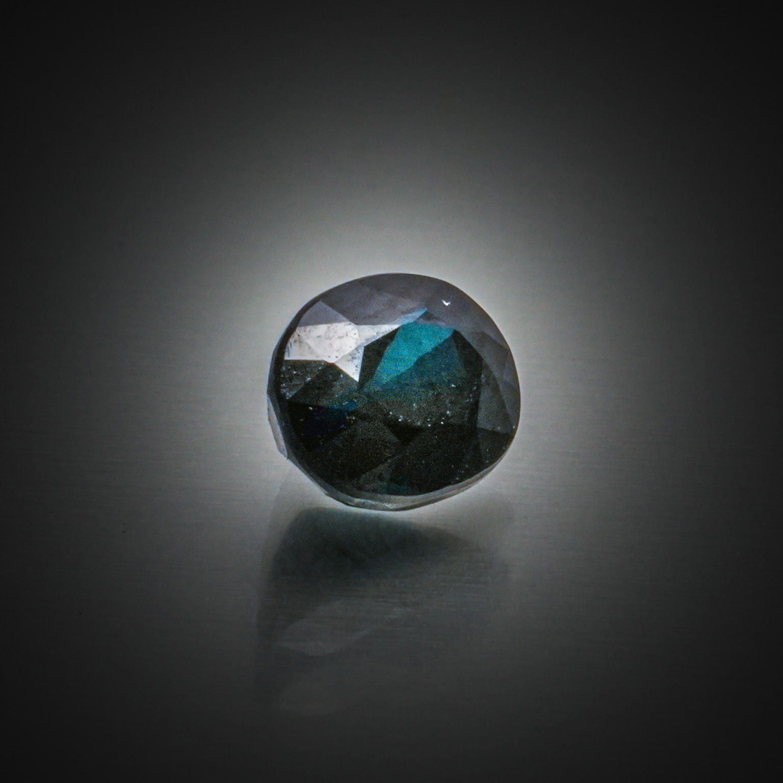 Tourmaline verte poire cabochon sur papier. - Lazuli