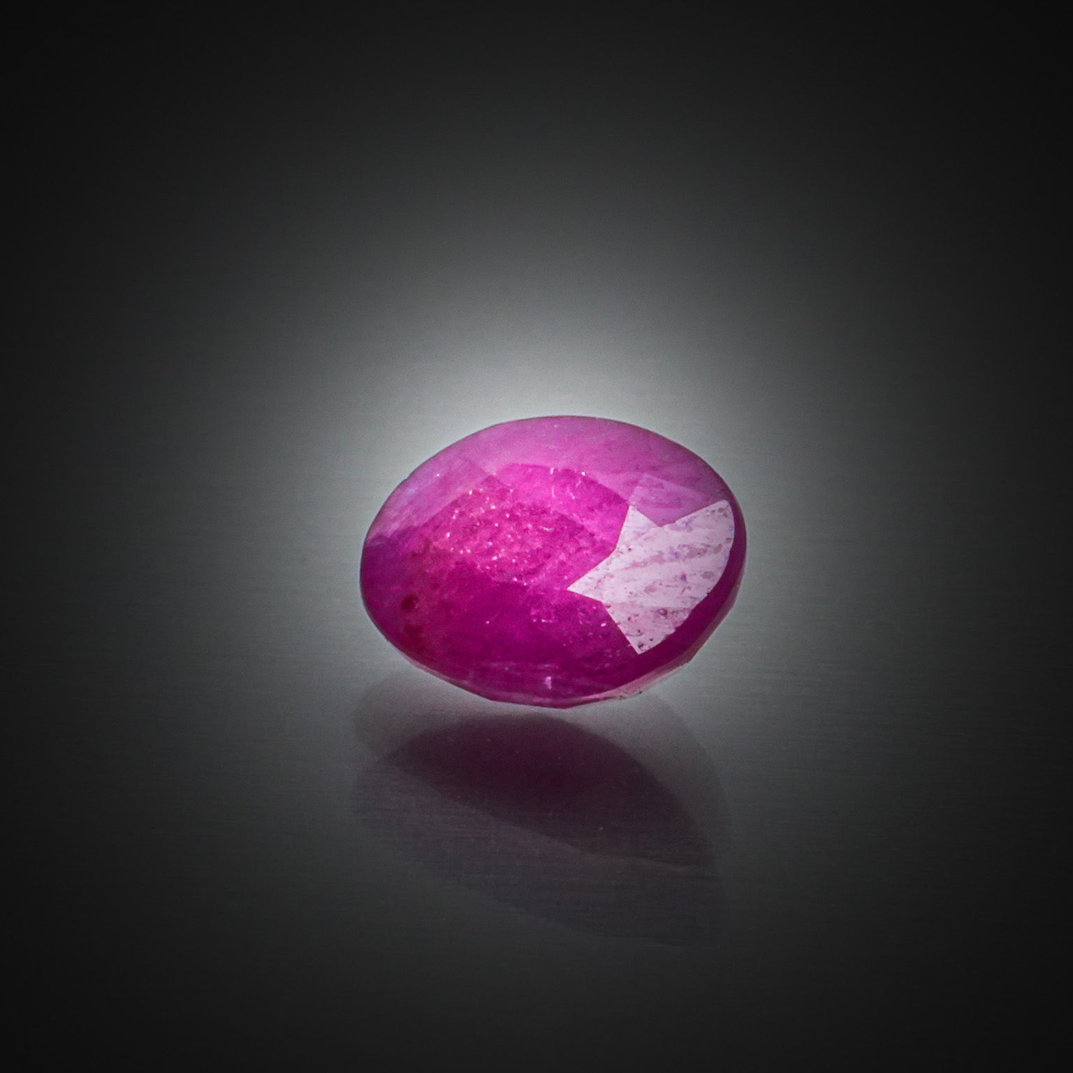 Tourmaline verte ovale sur papier. - Lazuli