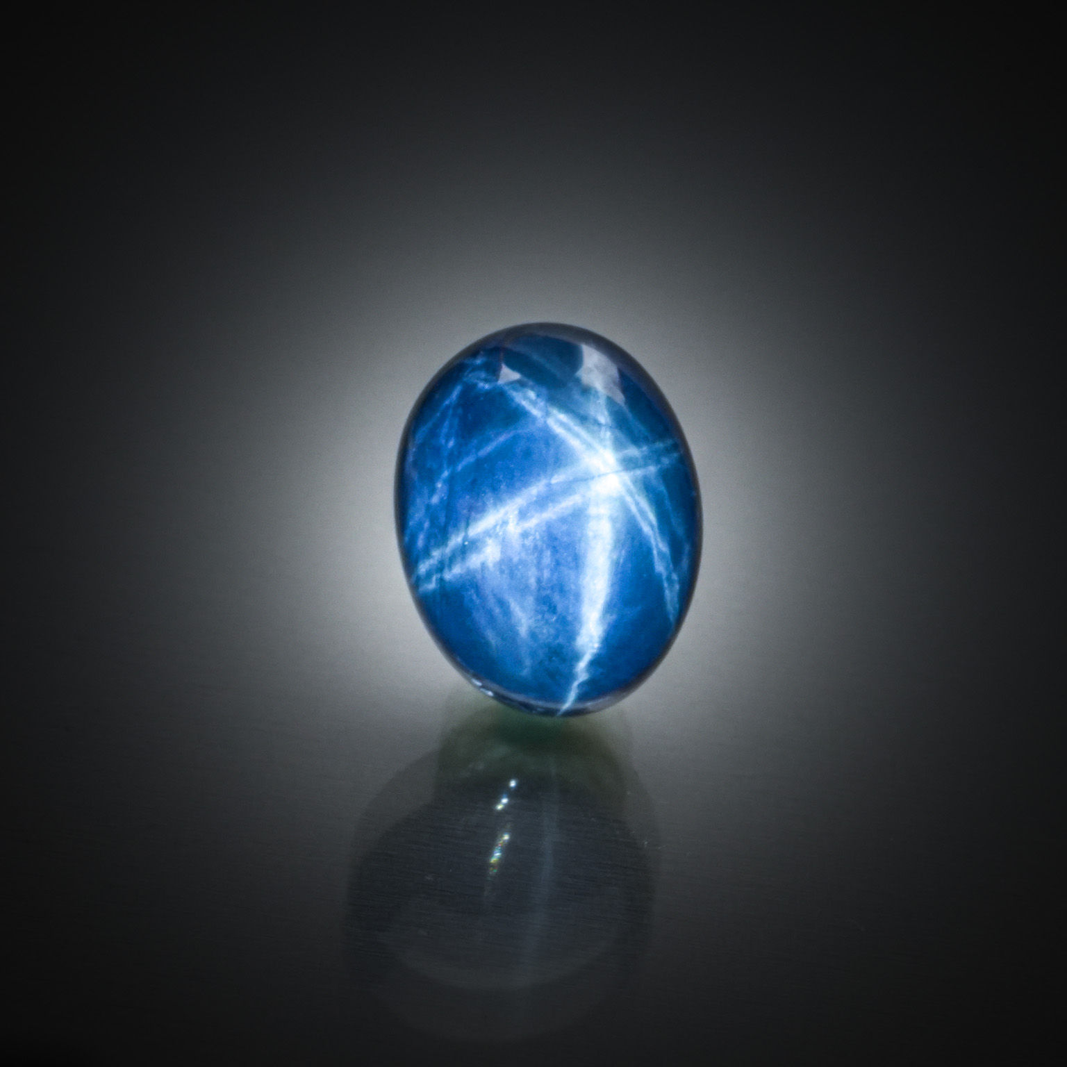 Opale noire ovale cabochon sur papier. - Lazuli