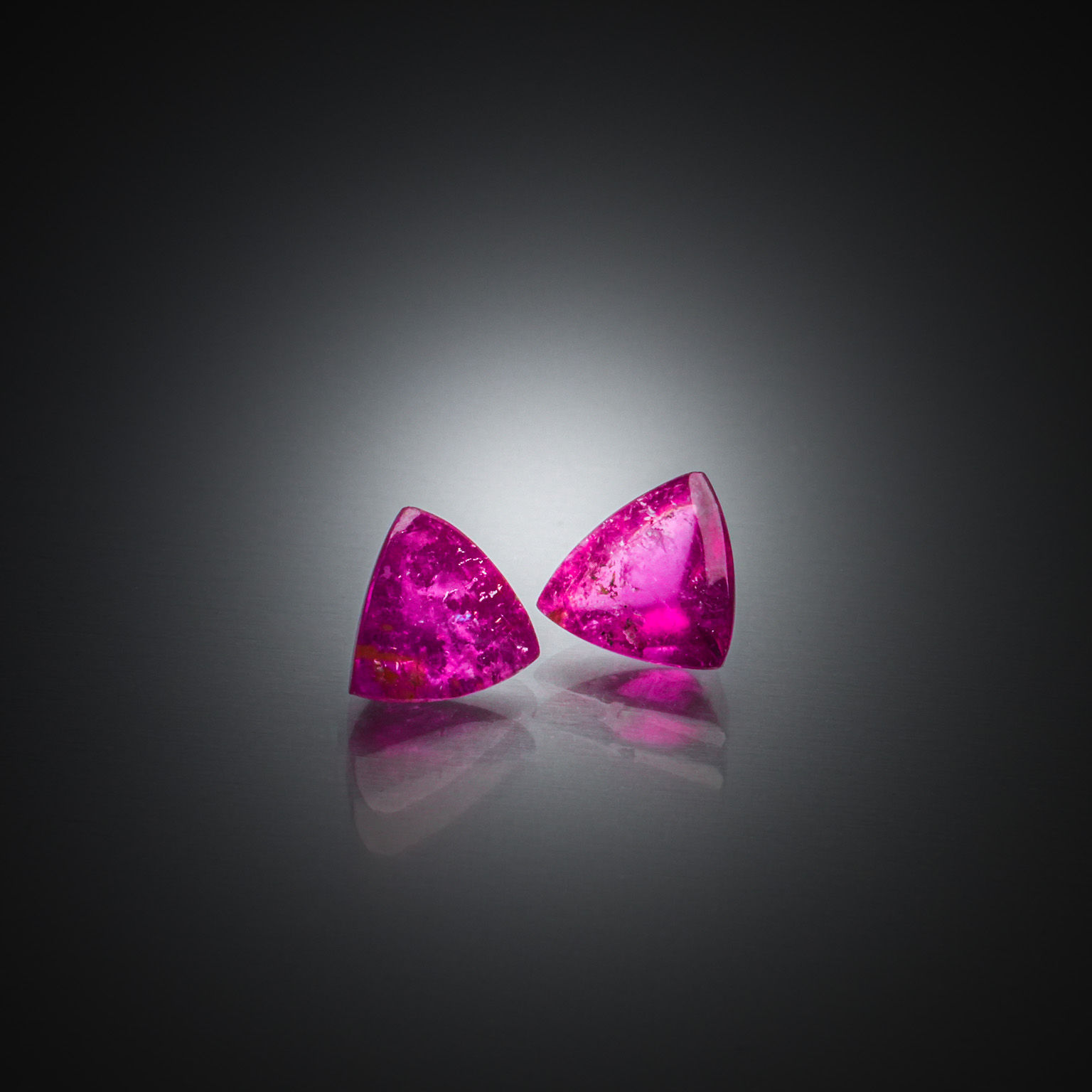 Appairage de tourmaline roses trillions sur papier. - Lazuli