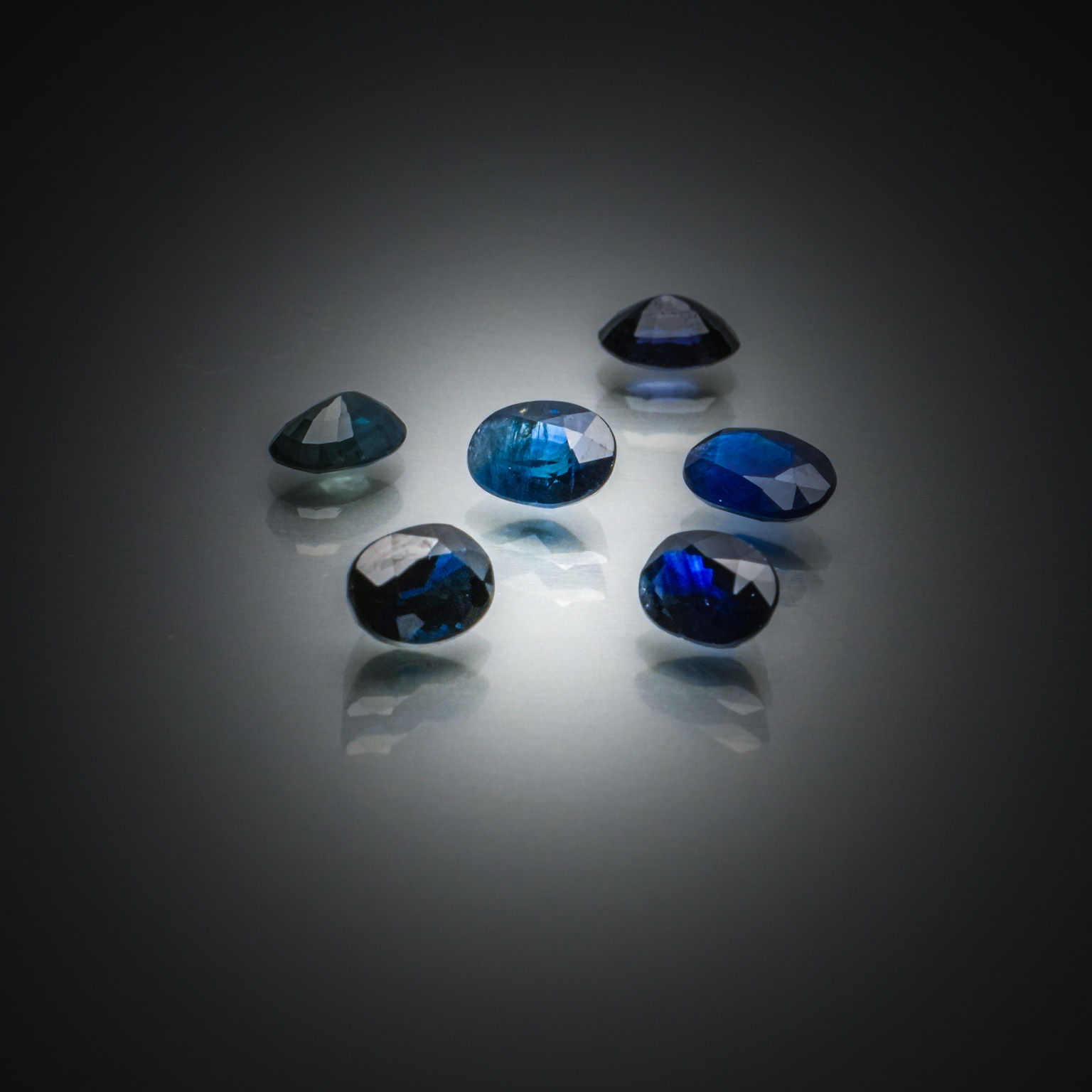 Lot de zircons blancs ronds sur papier. - Lazuli