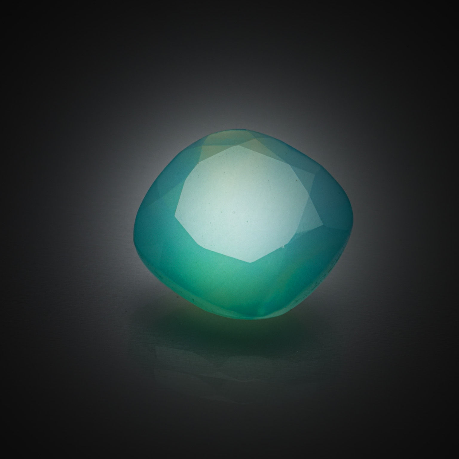 Tourmaline rose octogonale sur papier. - Lazuli