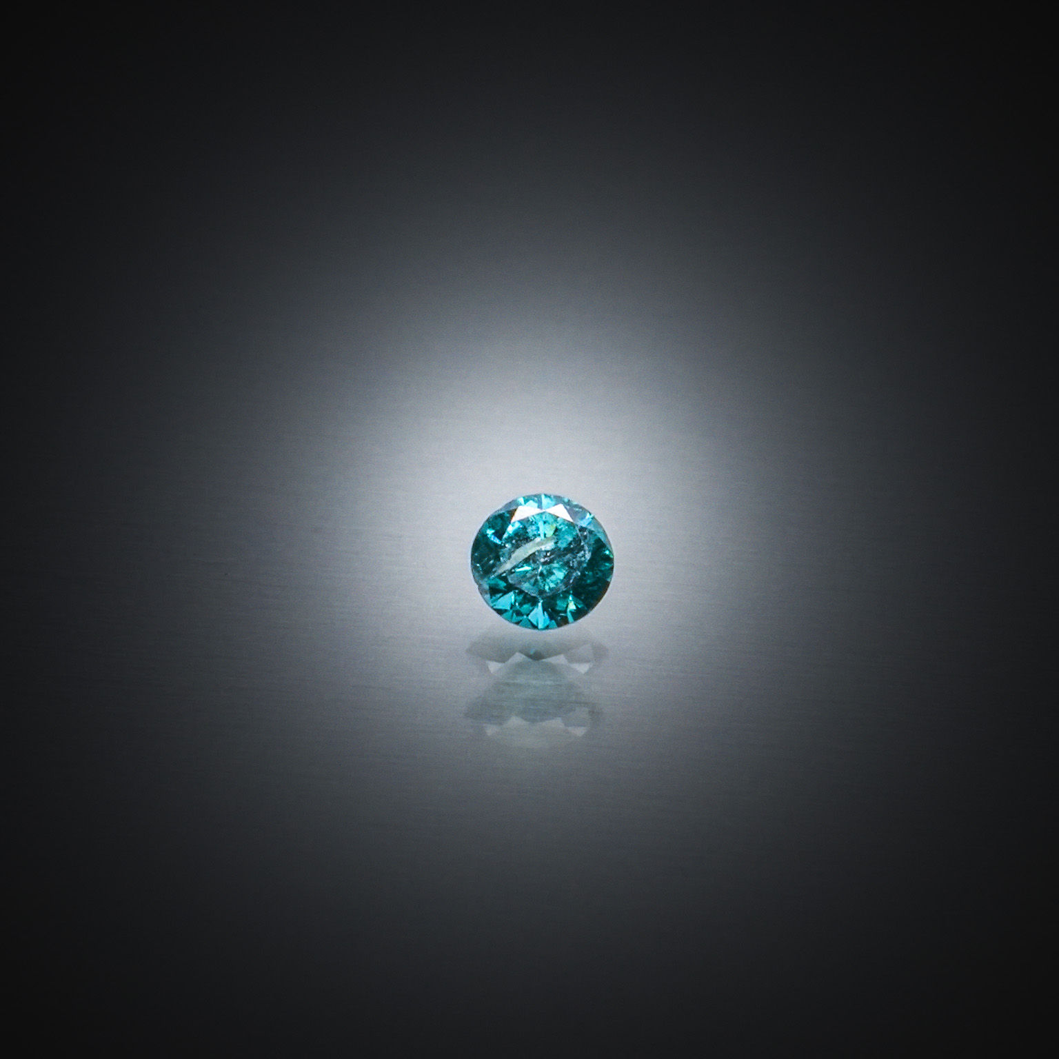 Diamant bleu rond sur papier. - Lazuli