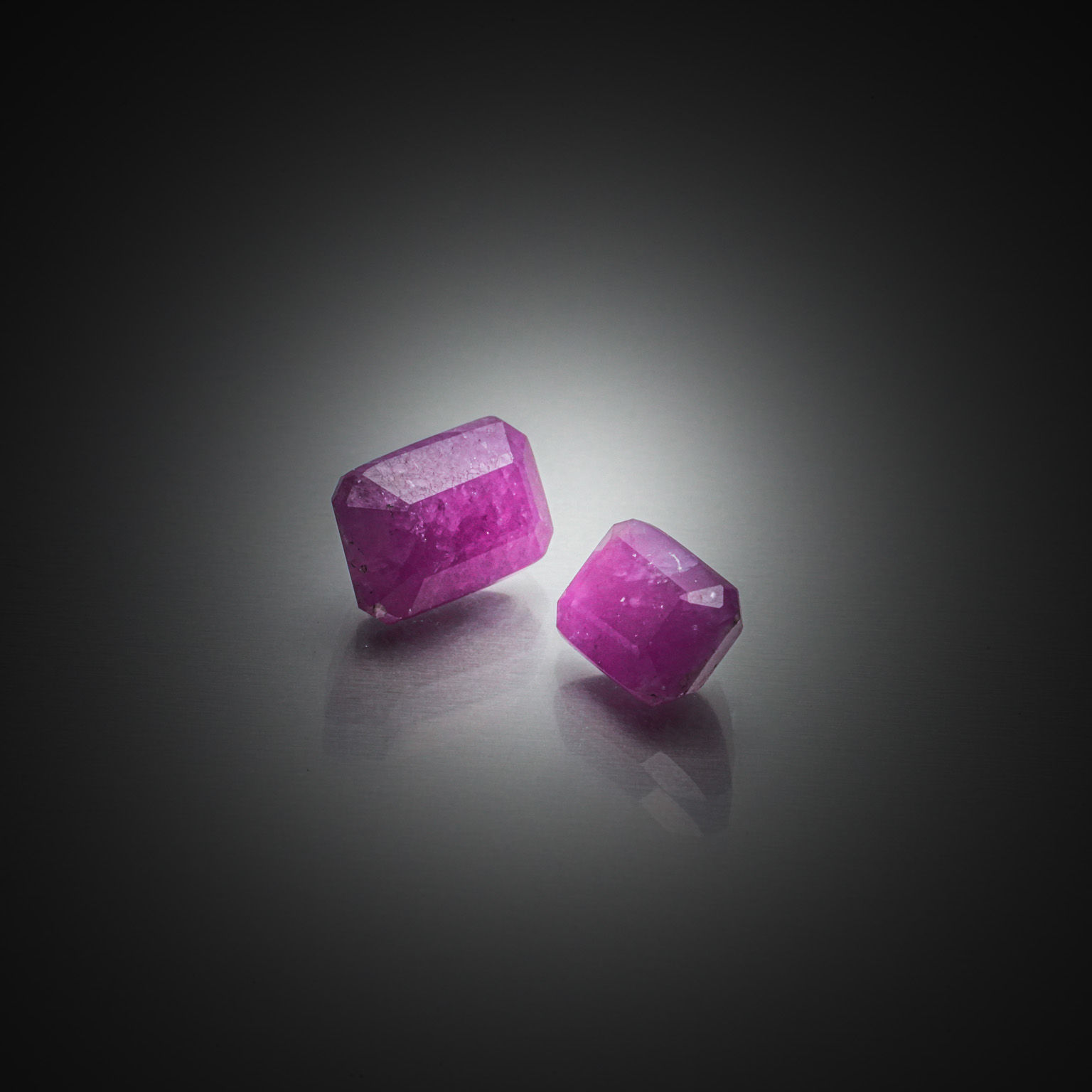 Appairage de tanzanites poires sur papier. - Lazuli