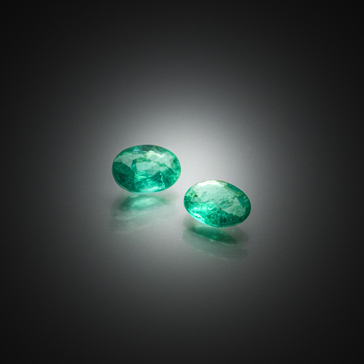 Chrysoprase rectangulaire à pans coupés sur papier. - Lazuli
