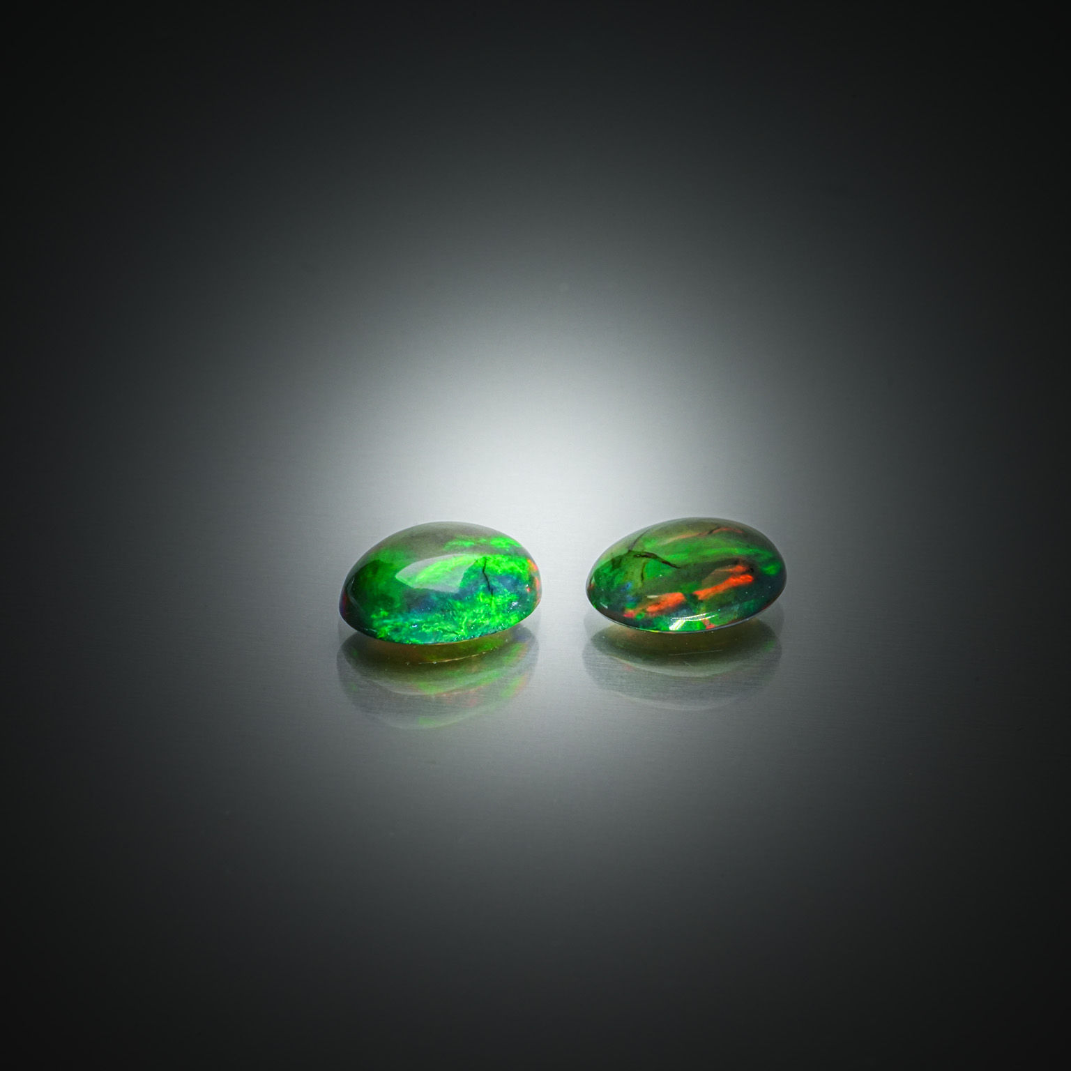 Appairage d&rsquo;opales ovales cabochons sur papier. - Lazuli