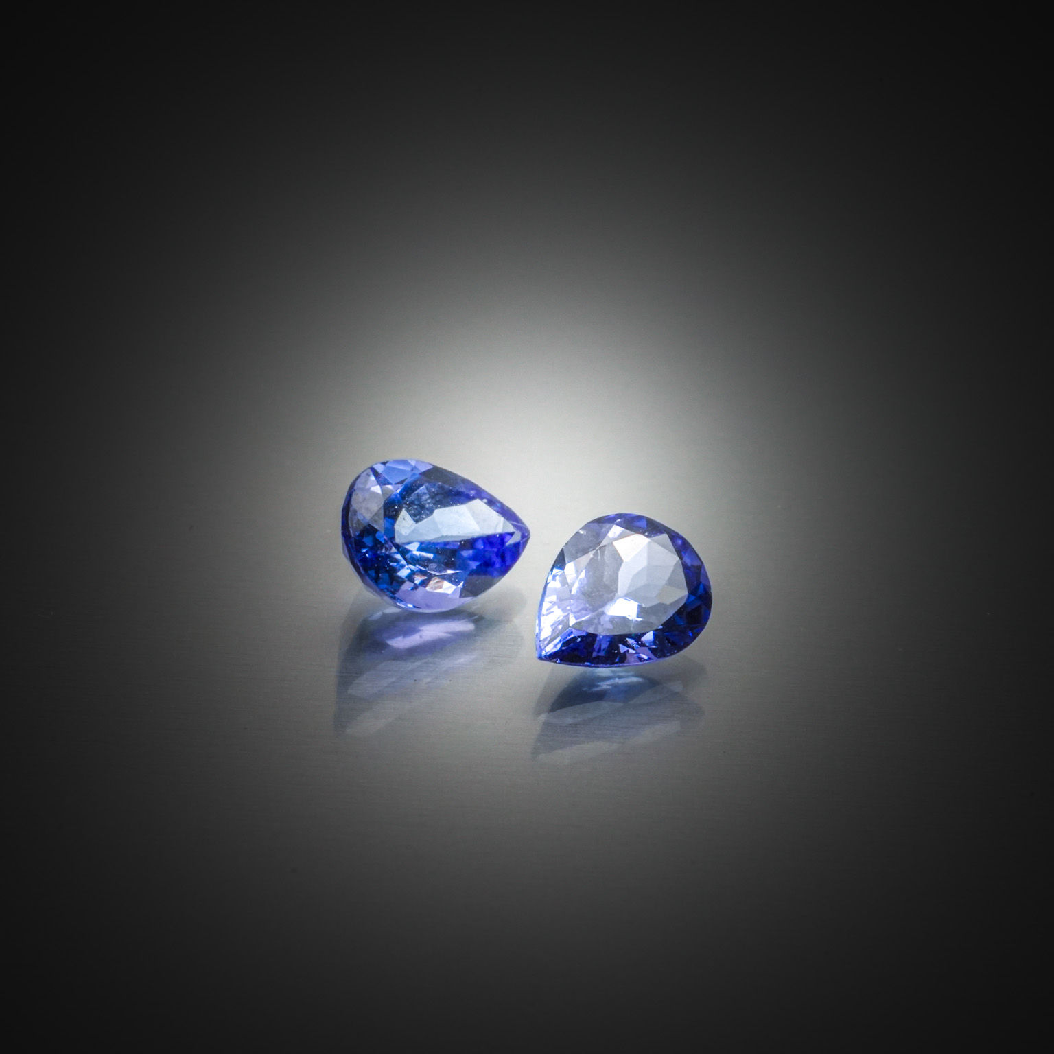 Appairage de tanzanites poires sur papier. - Lazuli