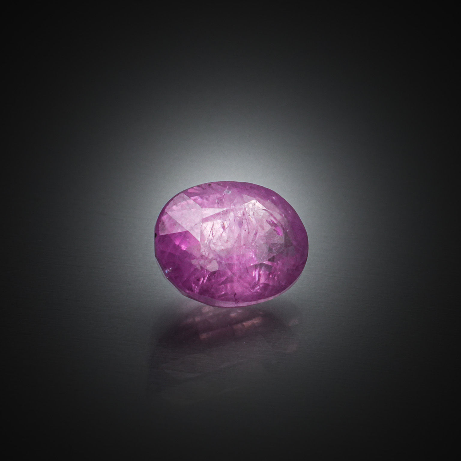 Saphir rose ovale sur papier. - Lazuli