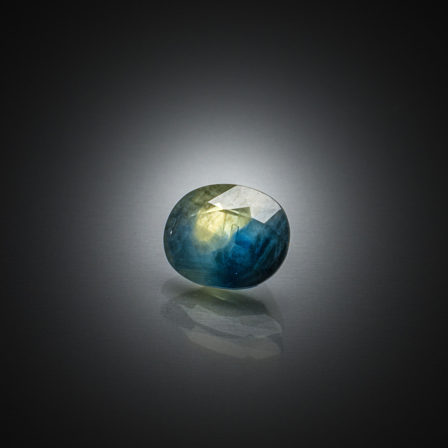 Saphir vert ovale sur papier. - Lazuli
