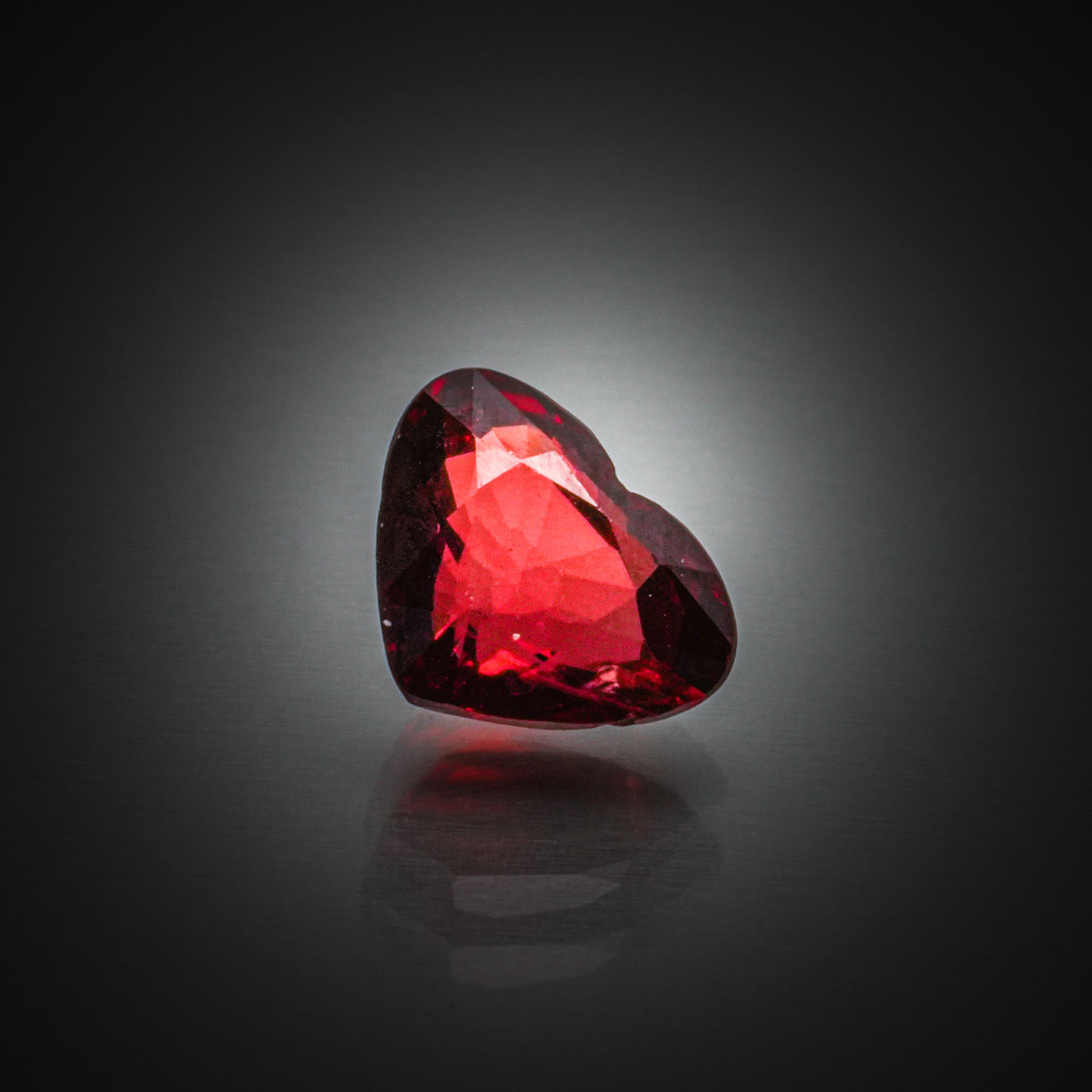 Grenat rhodolite coeur sur papier. - Lazuli