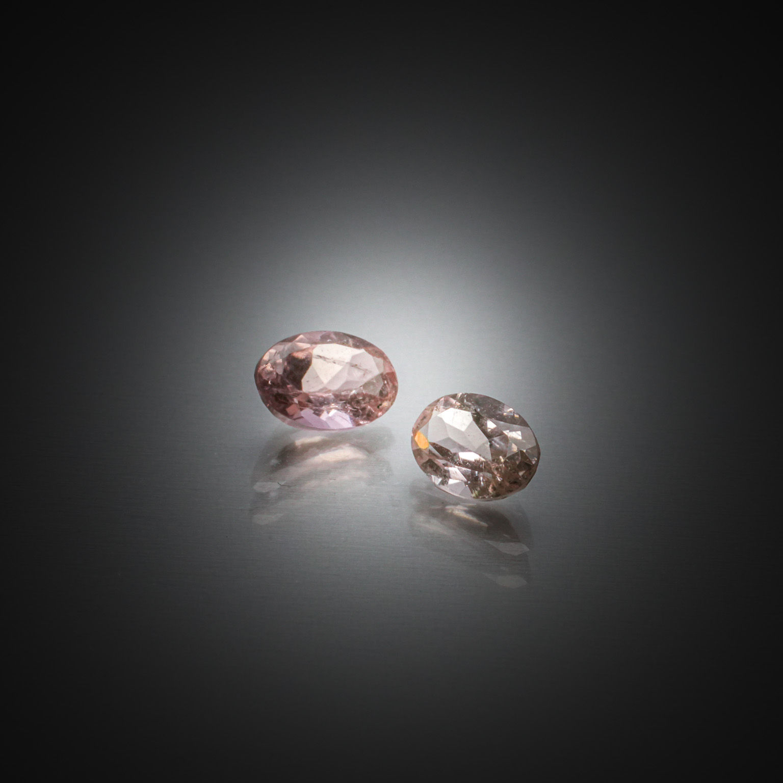 Lot de deux tourmalines roses ovales sur papier. - Lazuli