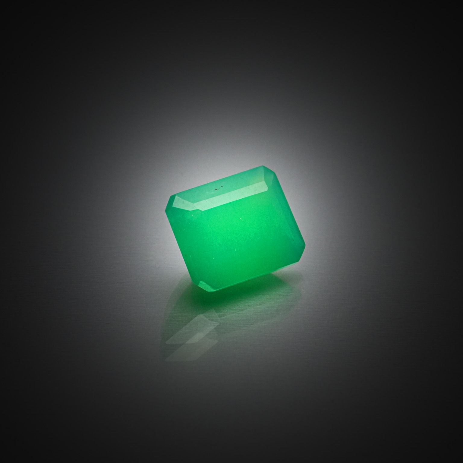 Chrysoprase rectangulaire à pans coupés sur papier. - Lazuli