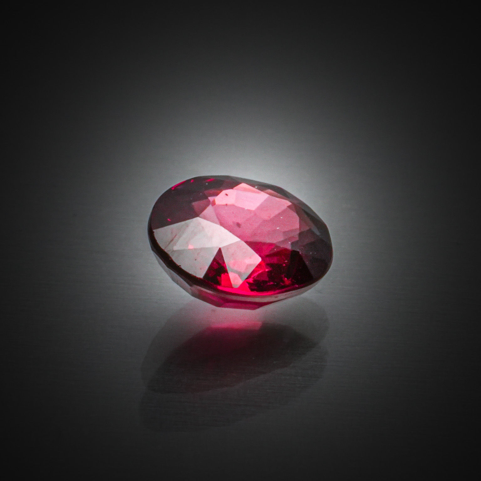 Grenat rhodolite ovale sur papier. - Lazuli