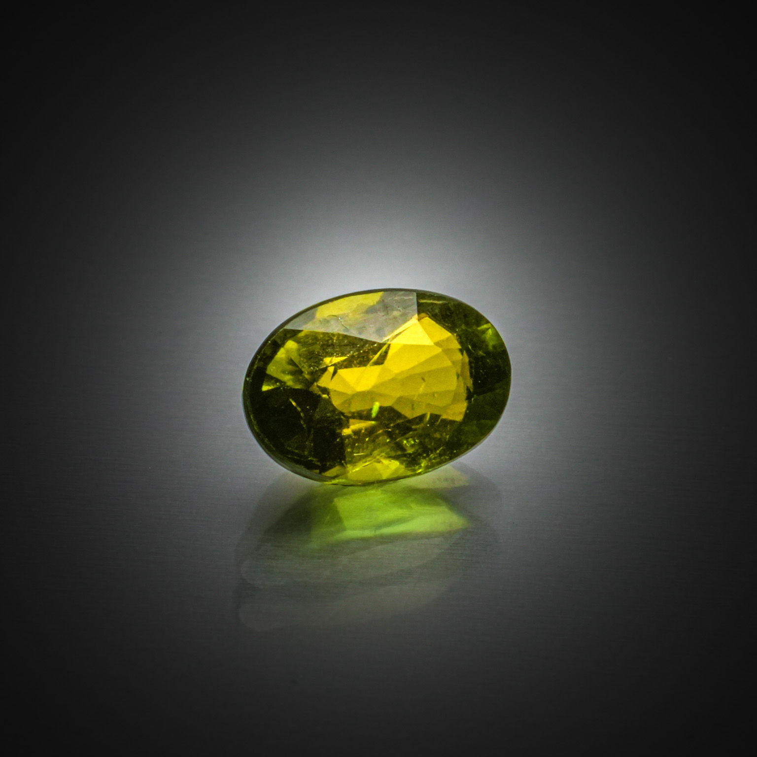 Tourmaline verte ovale sur papier. - Lazuli