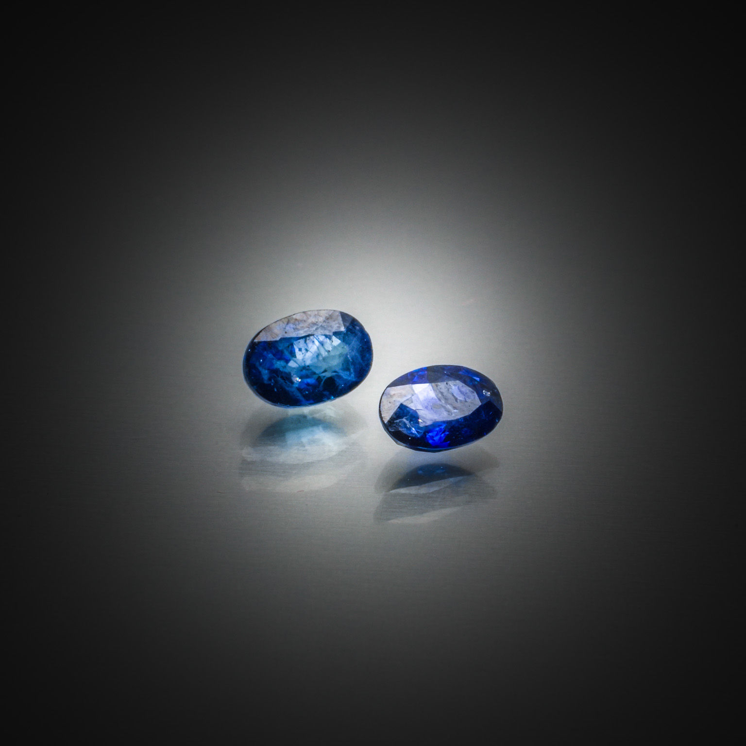 Appairage de saphirs ovales sur papier. - Lazuli