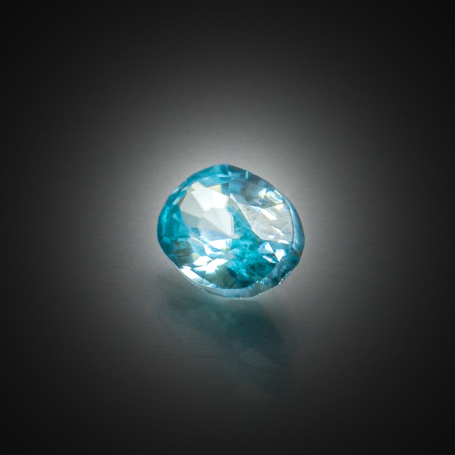 Zircon bleu ovale sur papier. - Lazuli