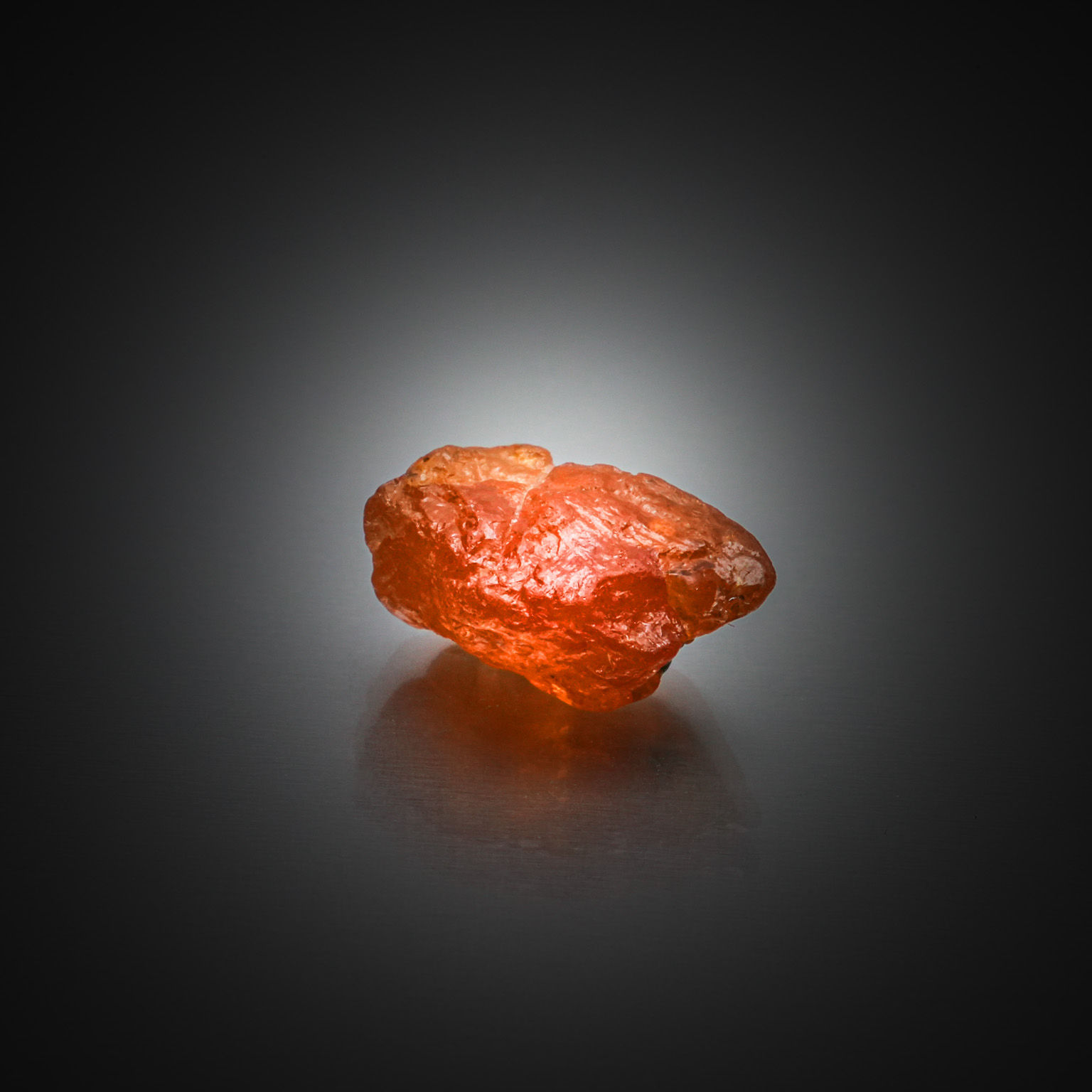 Grenat spessartite brut sur papier. - Lazuli