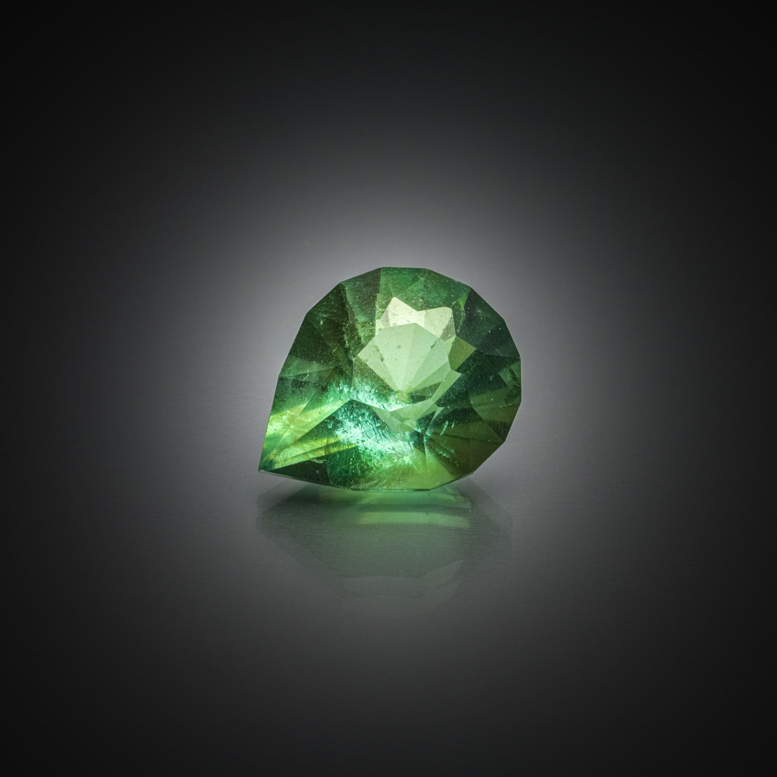 Fluorite verte poire sur papier. - Lazuli