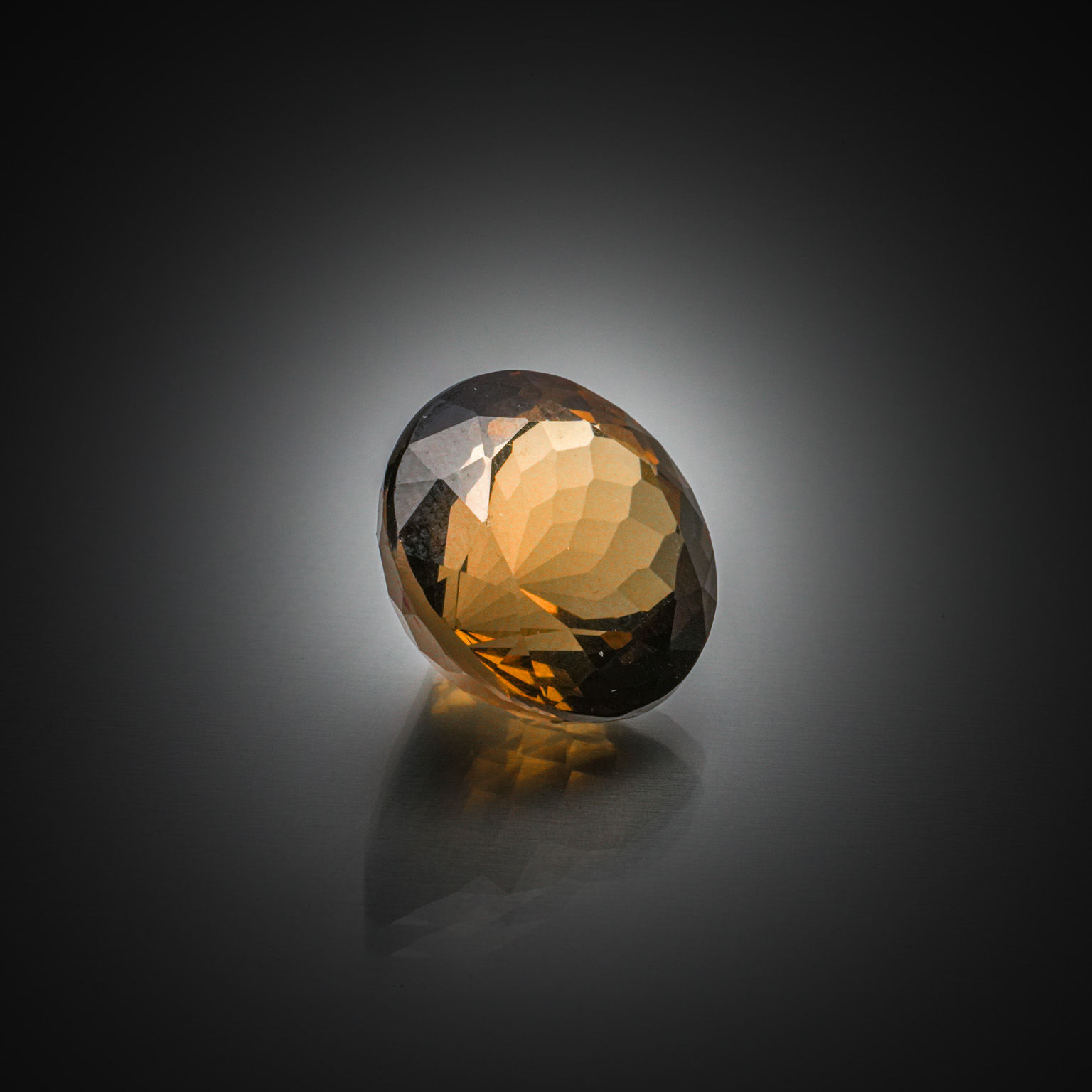 Quartz fumé rond sur papier. - Lazuli
