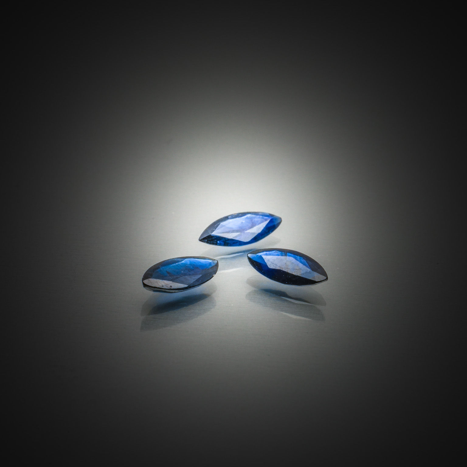 Lot de trois saphirs marquises sur papier. - Lazuli
