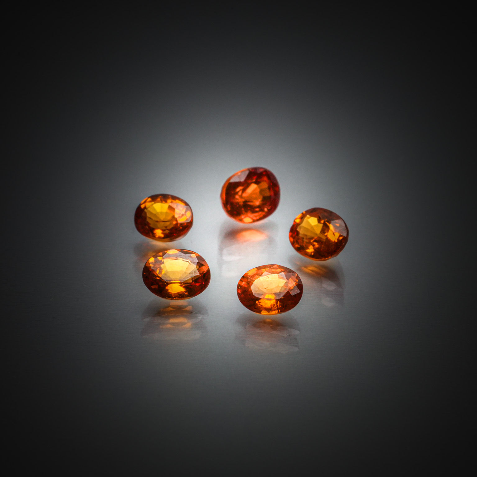 Lot de cinq grenats spessartites ovales sur papier. - Lazuli
