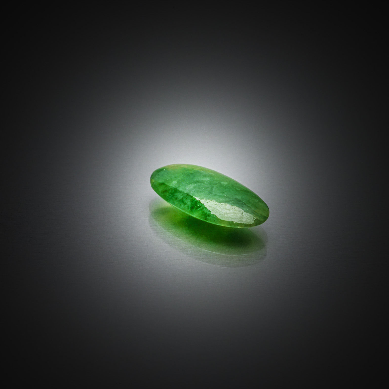 Saphir jaune ovale sur papier. - Lazuli