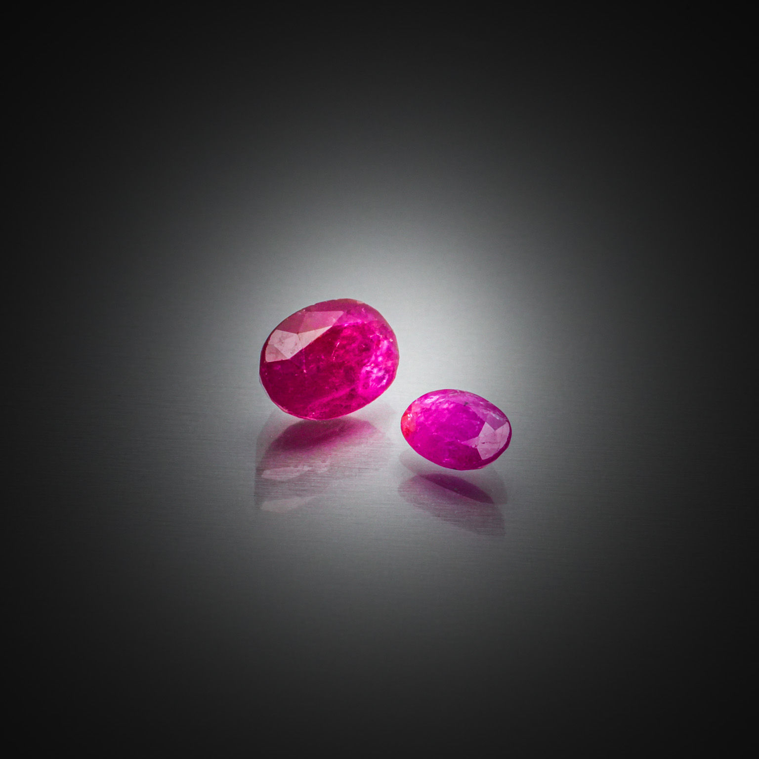 Grenat rhodolite ovale sur papier. - Lazuli