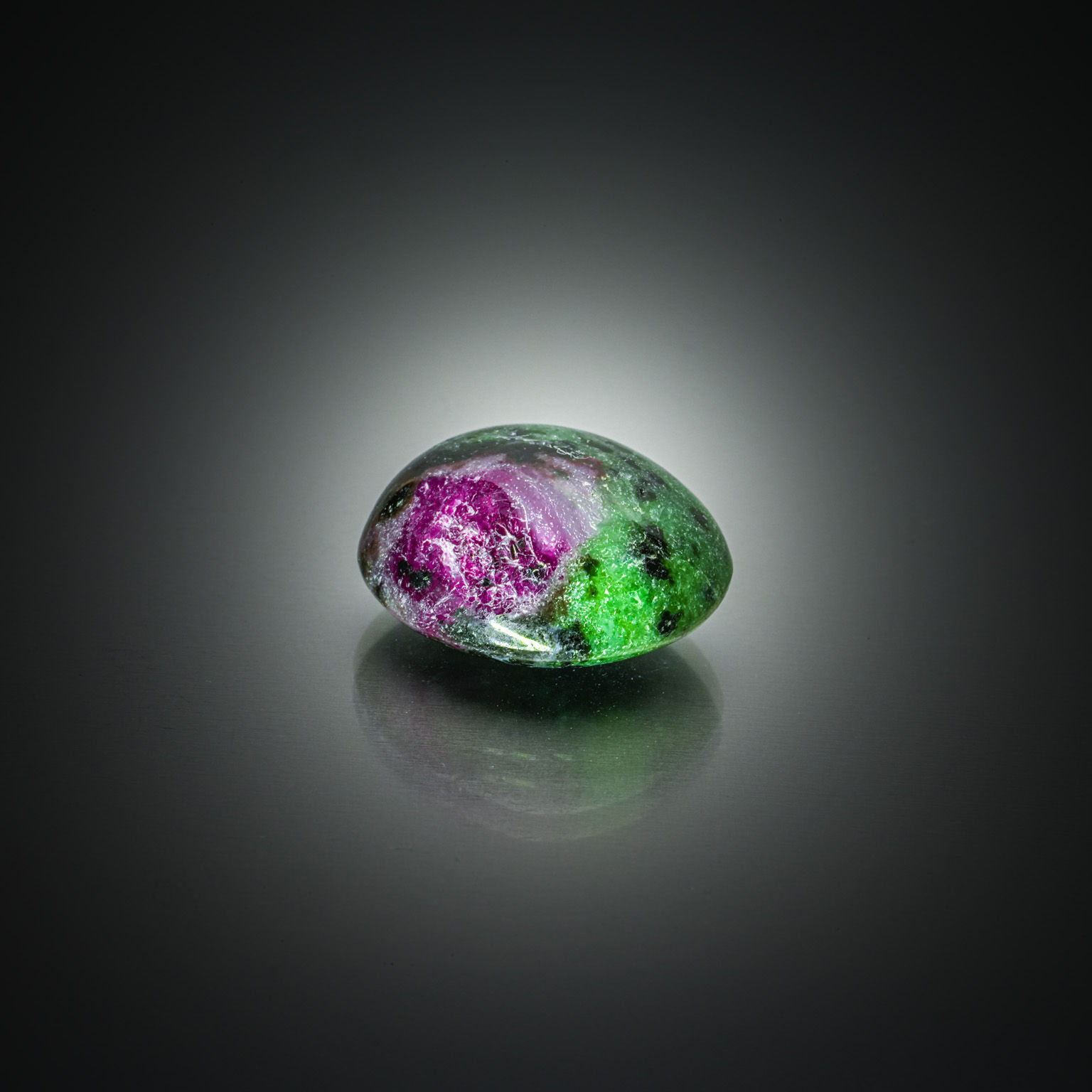 Grenat spessartite brut sur papier. - Lazuli
