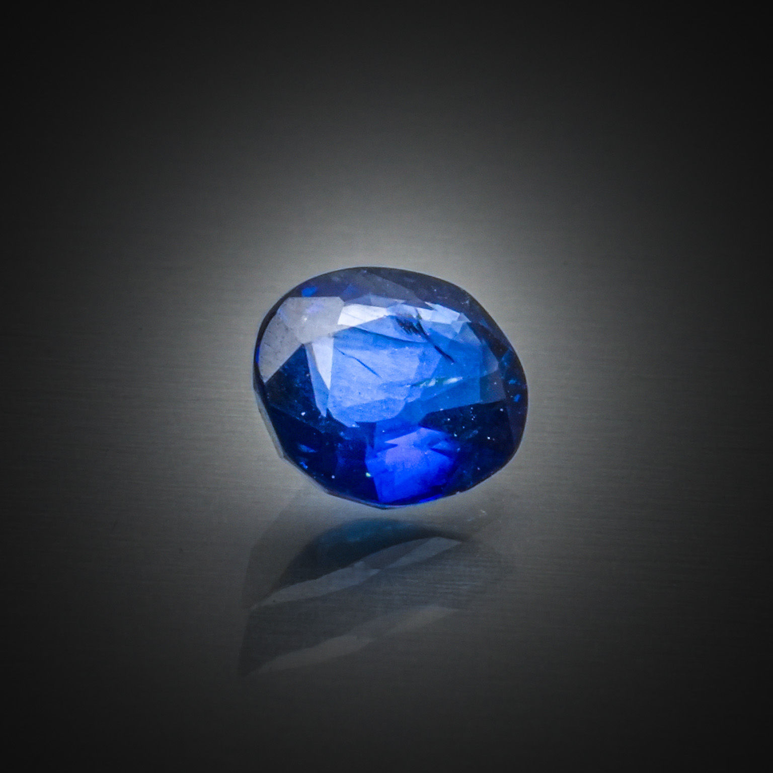 Saphir rose ovale sur papier. - Lazuli