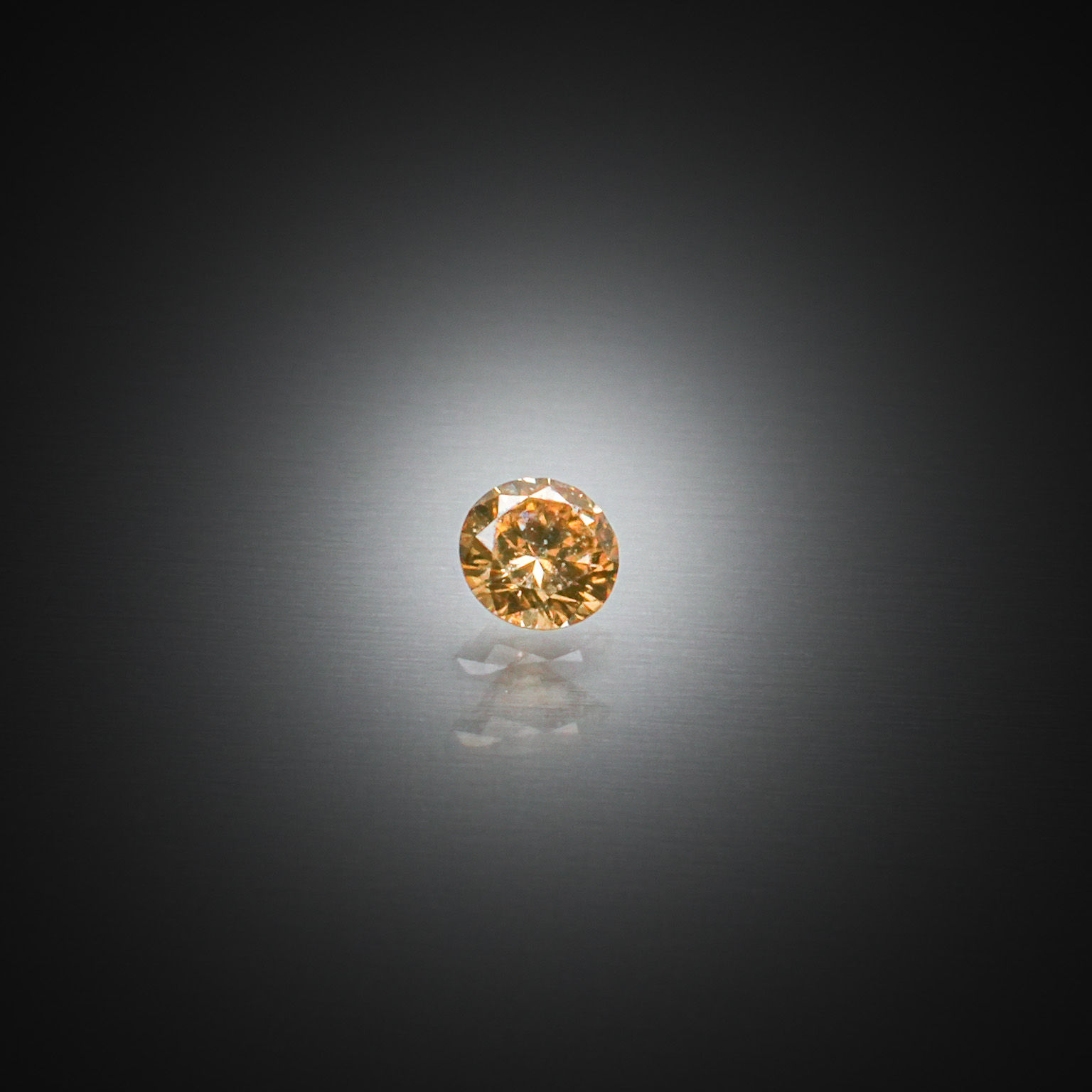 Grenat spessartite brut sur papier. - Lazuli