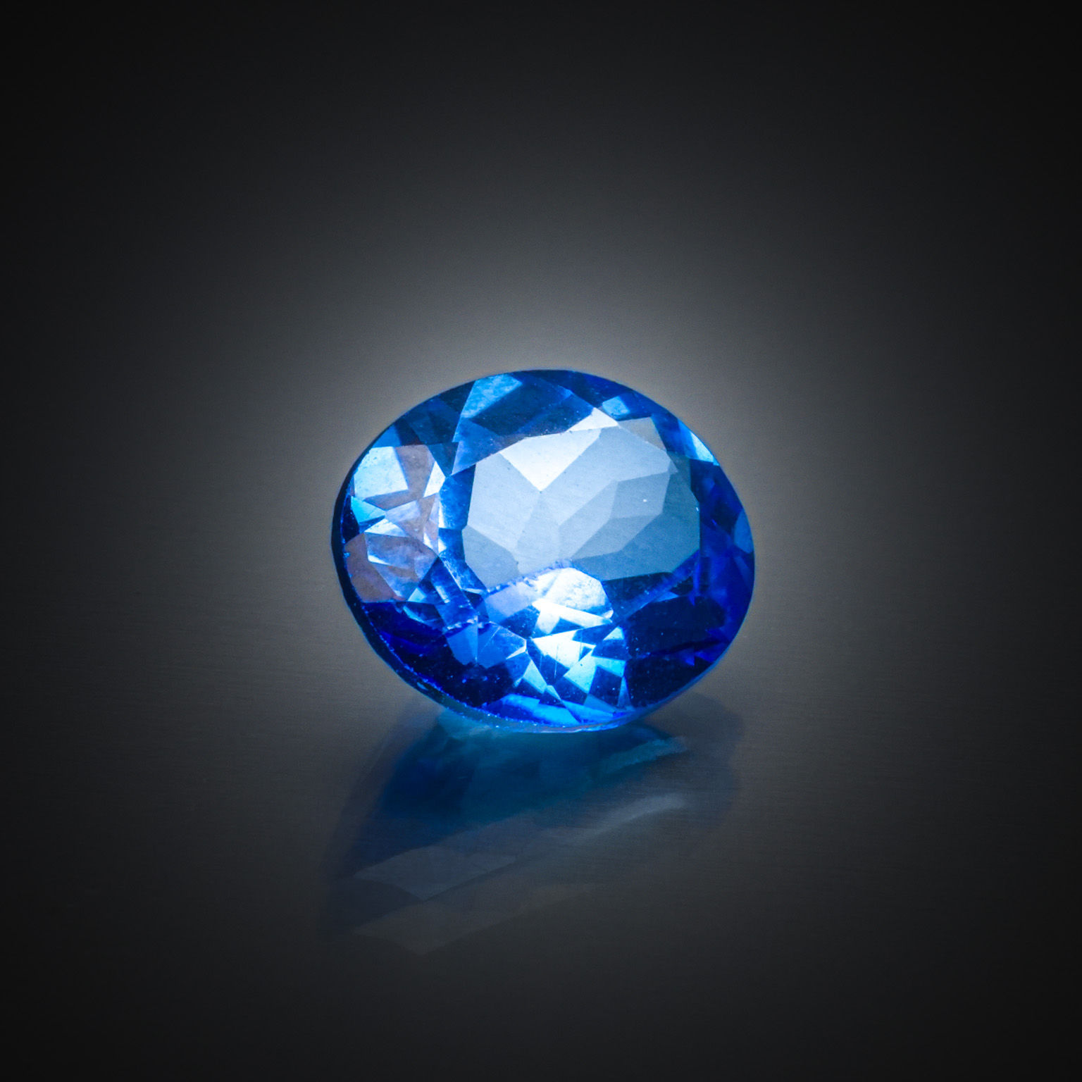 Topaze bleue ovale sur papier. - Lazuli