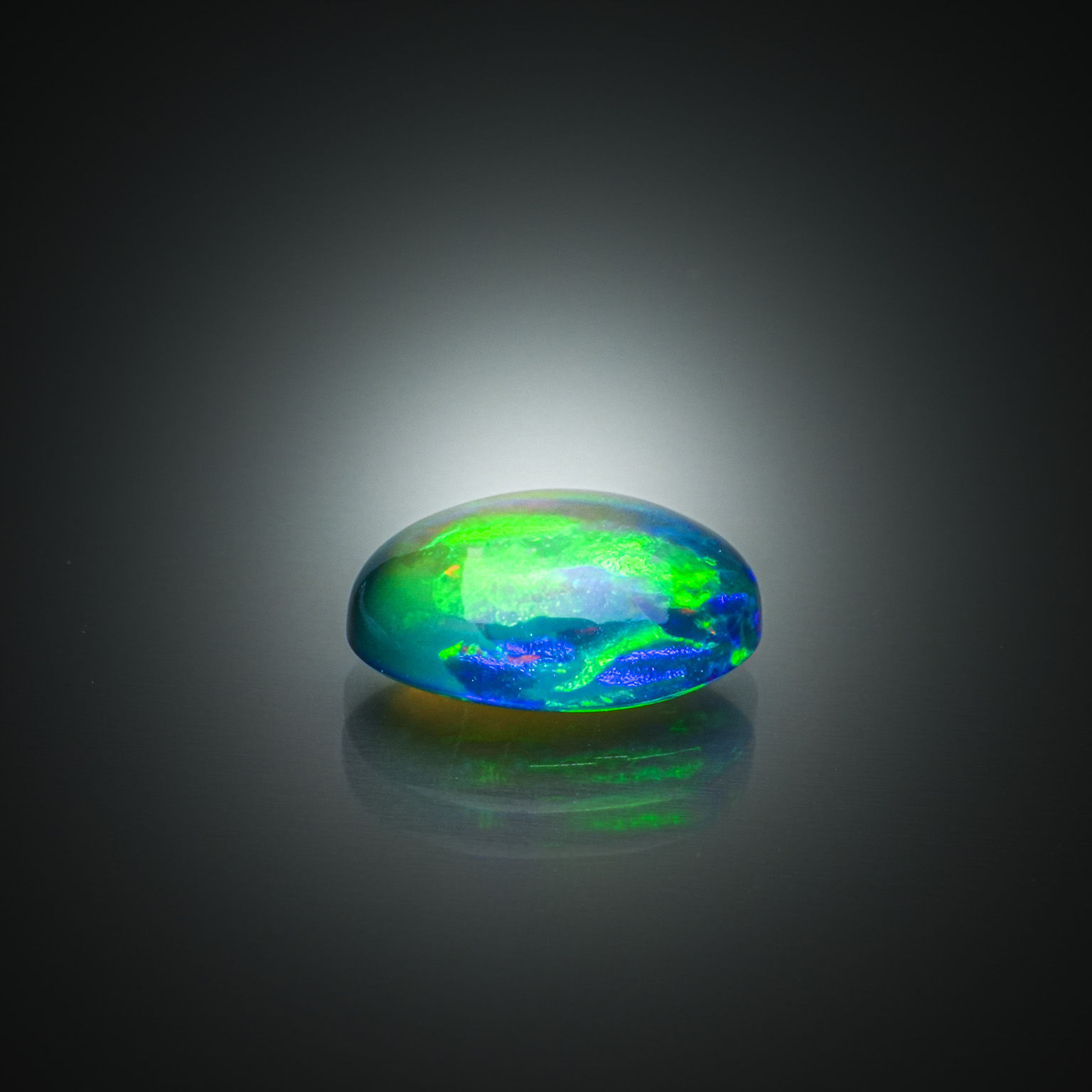 Labradorite ovale cabochon sur papier. - Lazuli