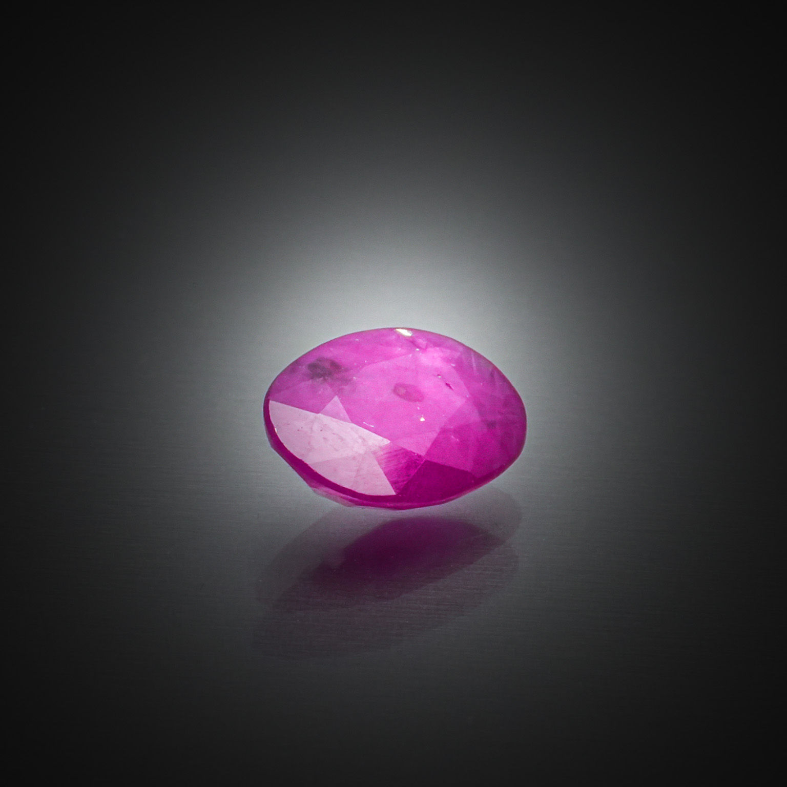 Saphir rose ovale sur papier. - Lazuli