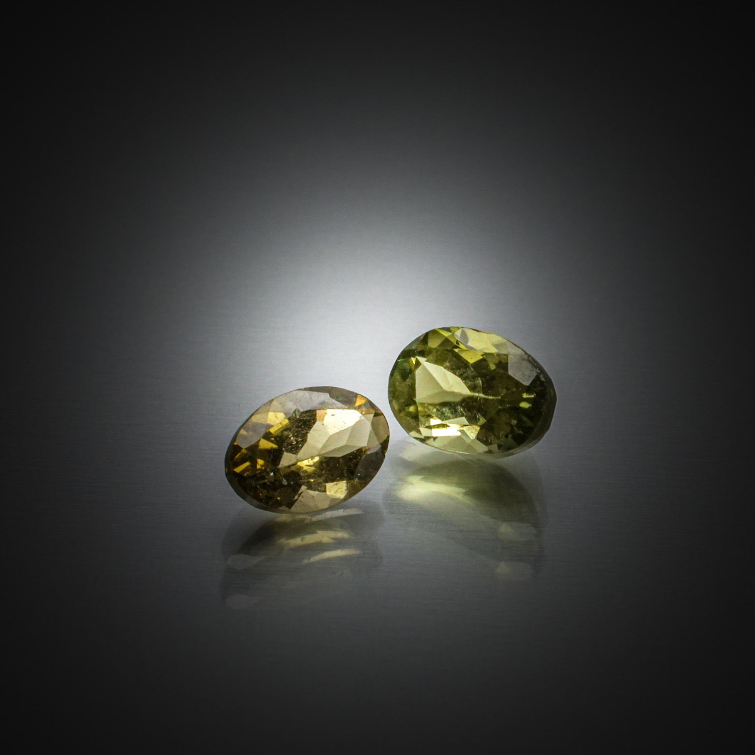 Lot de deux tourmalines roses ovales sur papier. - Lazuli