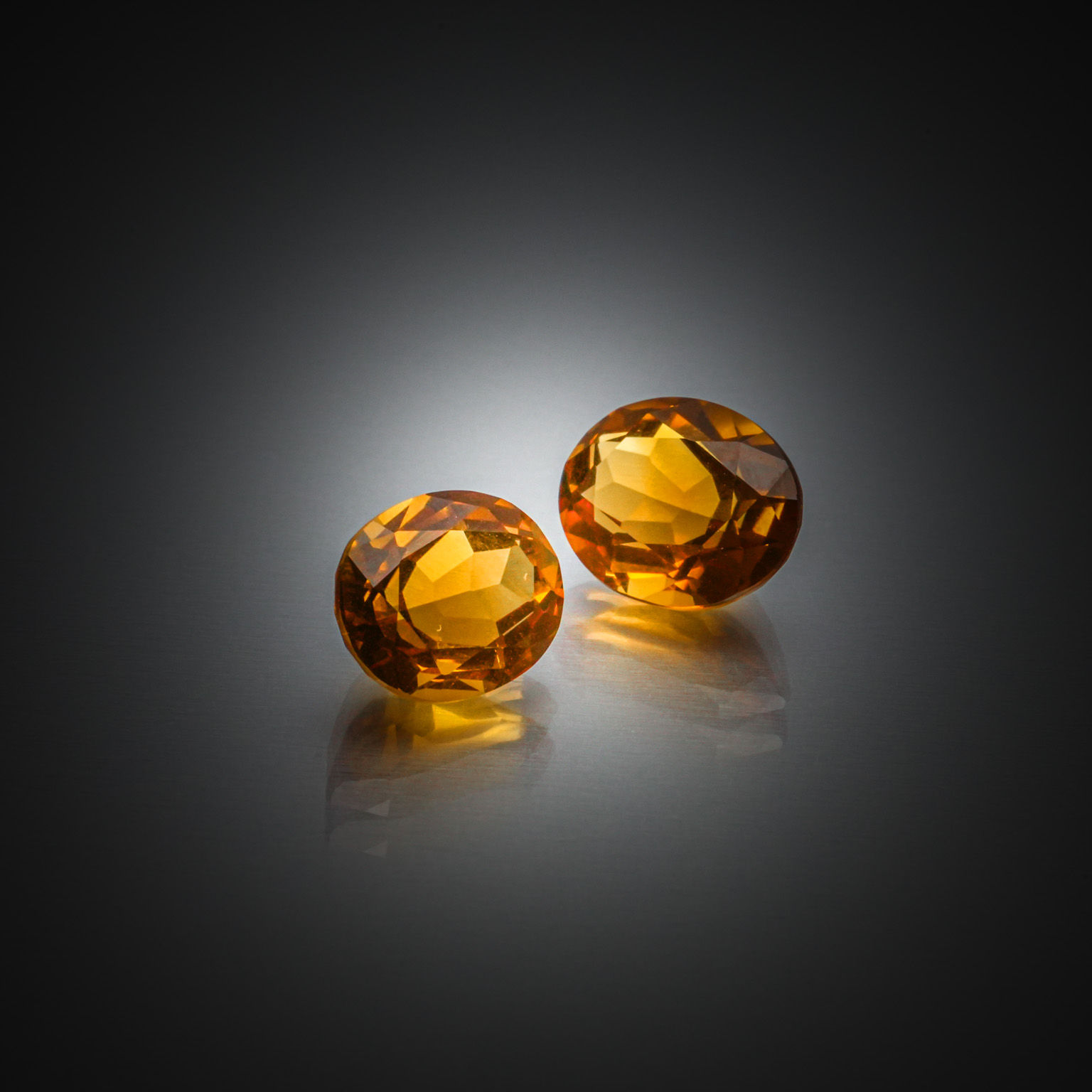 Appairage de citrines ovales sur papier. - Lazuli