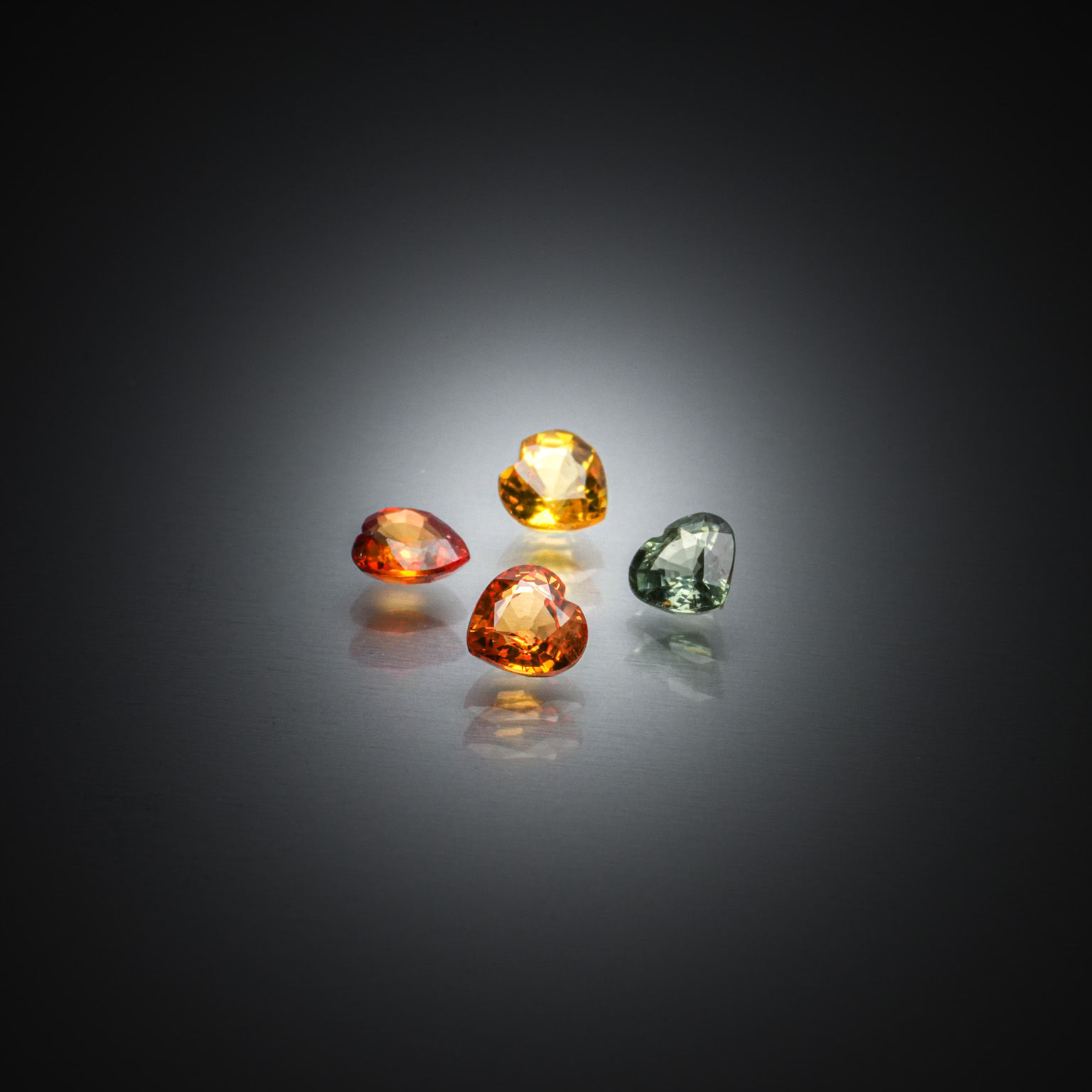 Opale noire poire cabochon sur papier. - Lazuli