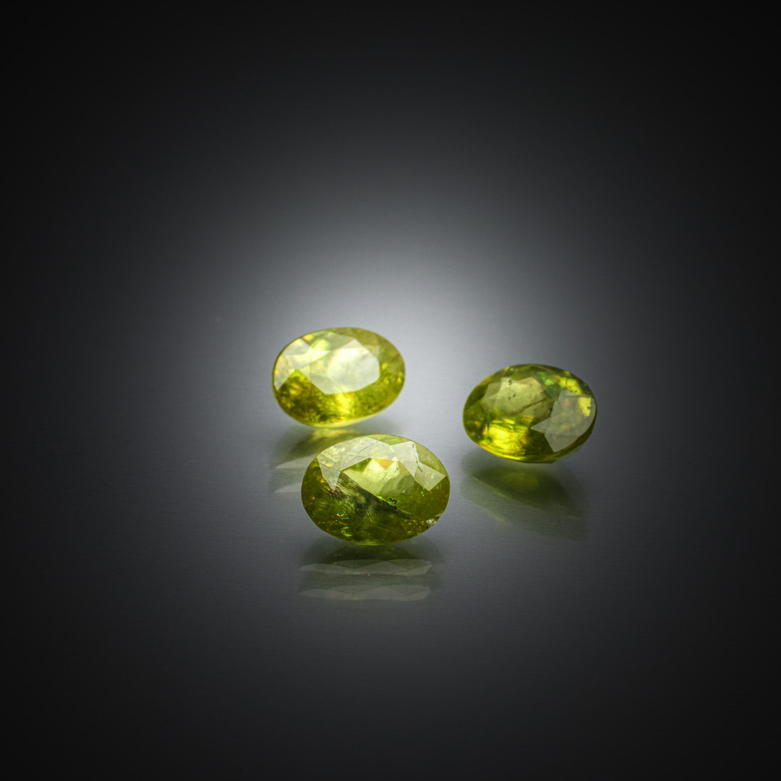 Prasiolite (light) ronde sur papier. - Lazuli